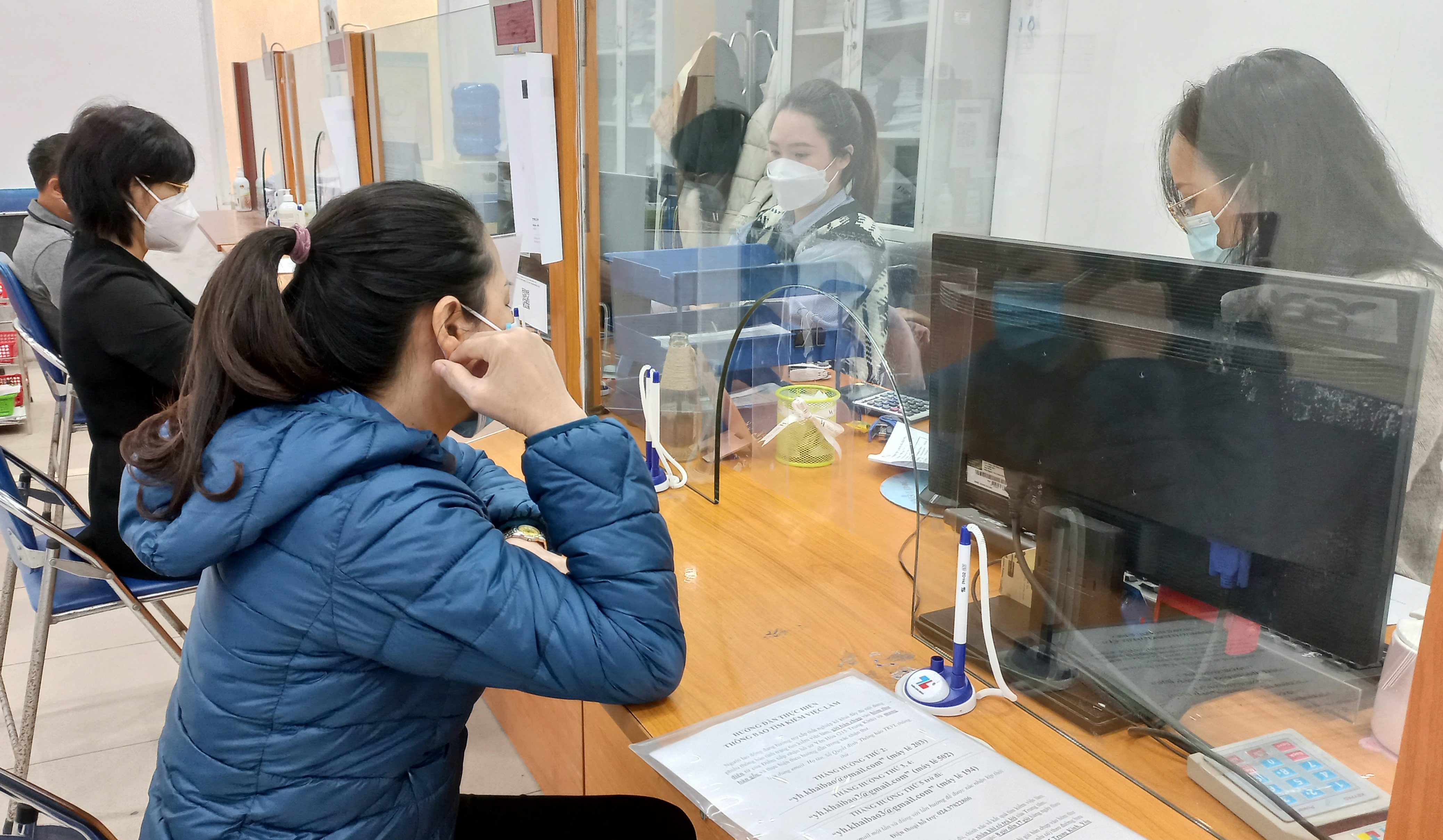 Người lao động l&agrave;m thủ tục nhận trợ cấp thất nghiệp. Ảnh - N.Dương.&nbsp;