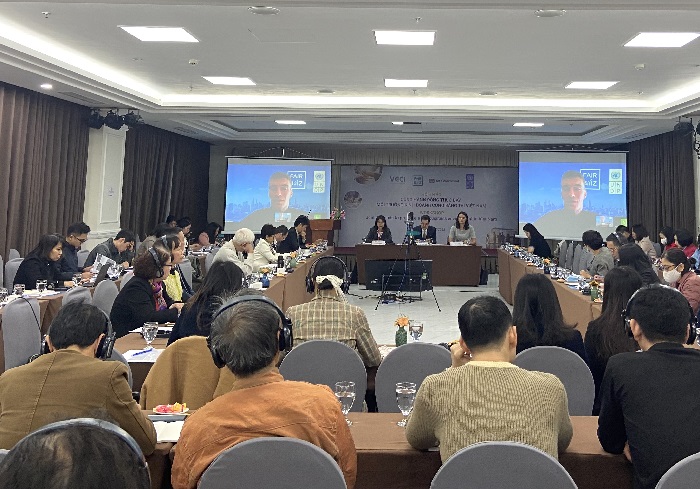 Quang cảnh hội thảo &ldquo;C&ugrave;ng h&agrave;nh động th&uacute;c đẩy m&ocirc;i trường kinh doanh c&ocirc;ng bằng tại Việt Nam&rdquo;.