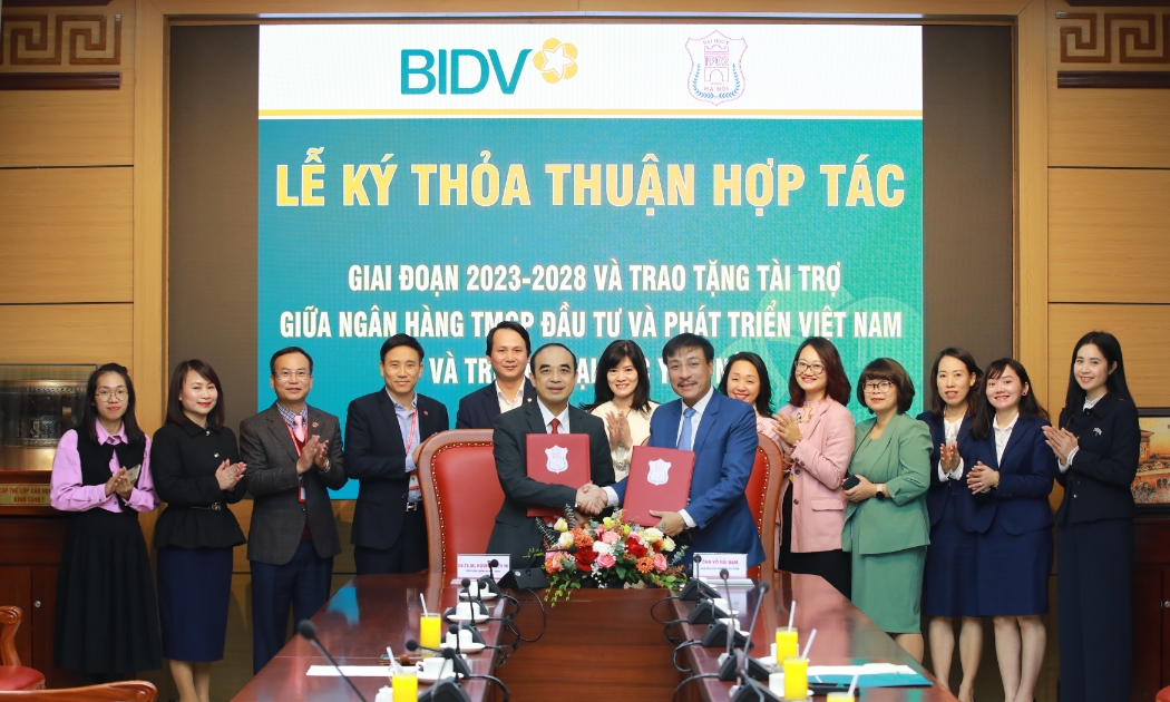 GS.TS.BS Nguyễn Hữu Tú (Hiệu trưởng Trường Đại học Y Hà Nội) và Ông Võ Hải Nam (Giám đốc BIDV Hà Thành) đại diện hai đơn vị ký kết Thỏa thuận hợp tác giai đoạn 2023-2028.
