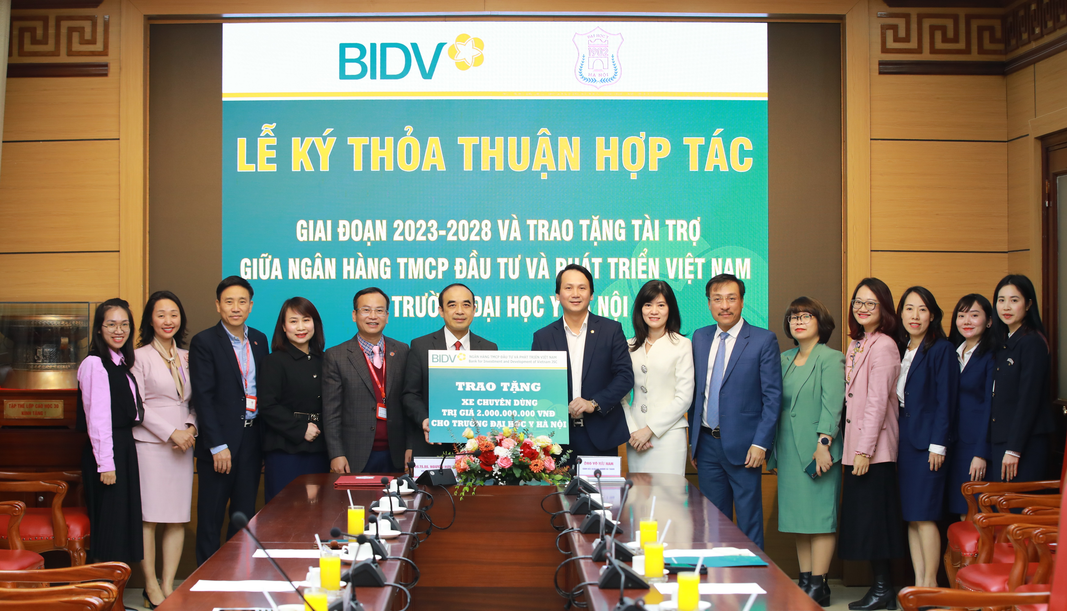 Ông Trần Long (Phó Tổng giám đốc BIDV) trao biển tài trợ cho đại diện Trường Đại học Y Hà Nội - GS.TS.BS Nguyễn Hữu Tú (Hiệu trưởng Nhà trường).