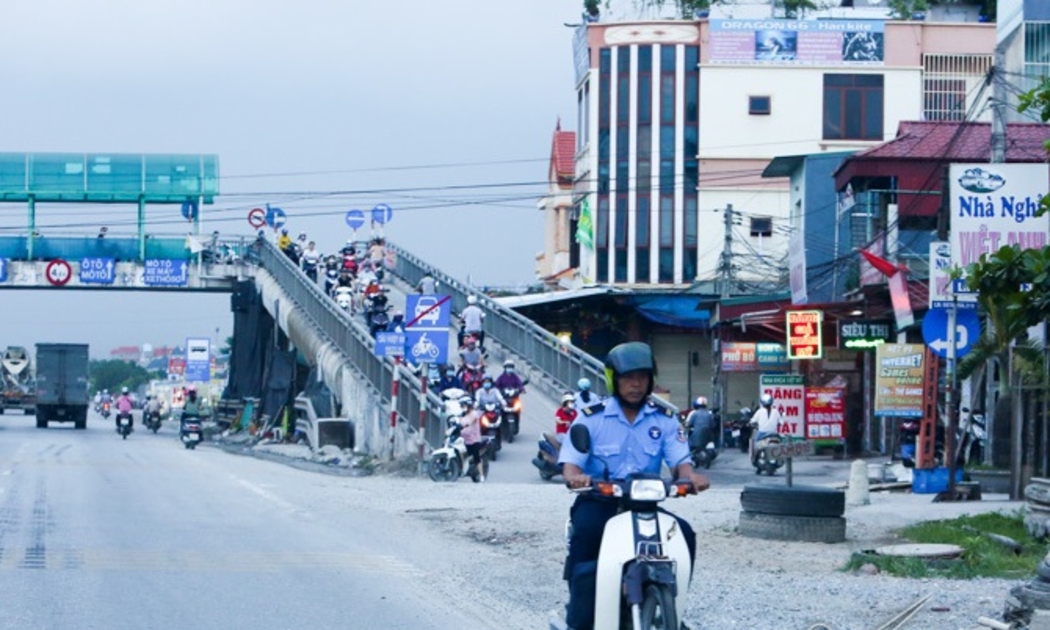 Do sự phát triển nhanh của các khu công nghiệp, khu dân cư dọc hai bên tuyến Quốc lộ 5 nên nhiều cầu vượt quá năng lực thiết kế.