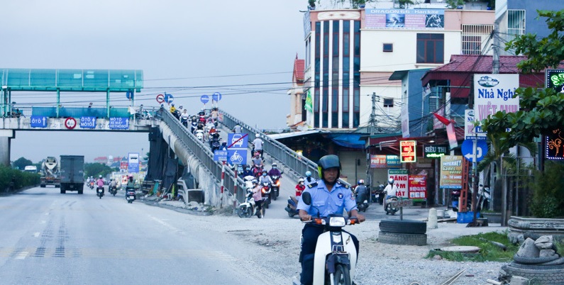 Do sự phát triển nhanh của các khu công nghiệp, khu dân cư dọc hai bên tuyến Quốc lộ 5 nên nhiều cầu vượt quá năng lực thiết kế.