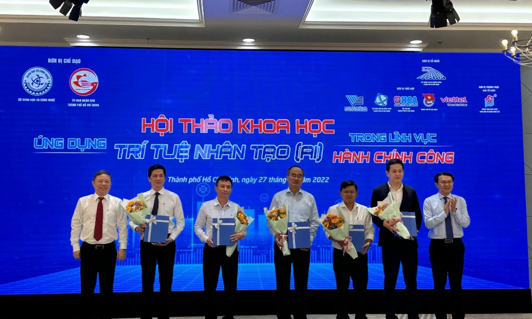 Phó Chủ tịch UBND TPHCM Dương Anh Đức (ngoài cùng bên trái) và Giám đốc Sở Thông tin và Truyền thông Lâm Đình Thắng (ngoài cùng bên trái) tặng hoa cho các diễn giả.