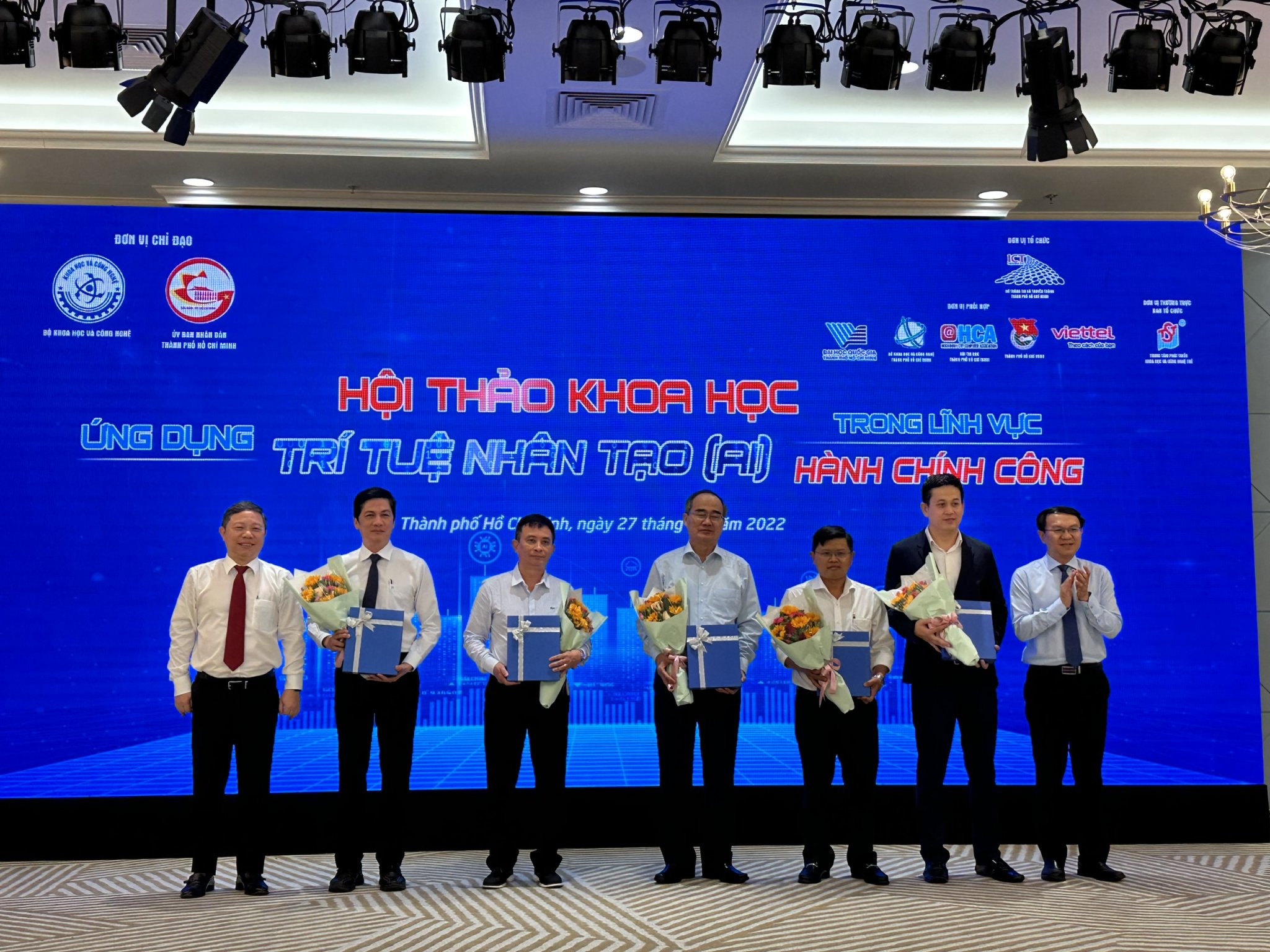 Phó Chủ tịch UBND TPHCM Dương Anh Đức (ngoài cùng bên trái) và Giám đốc Sở Thông tin và Truyền thông Lâm Đình Thắng (ngoài cùng bên trái) tặng hoa cho các diễn giả.  