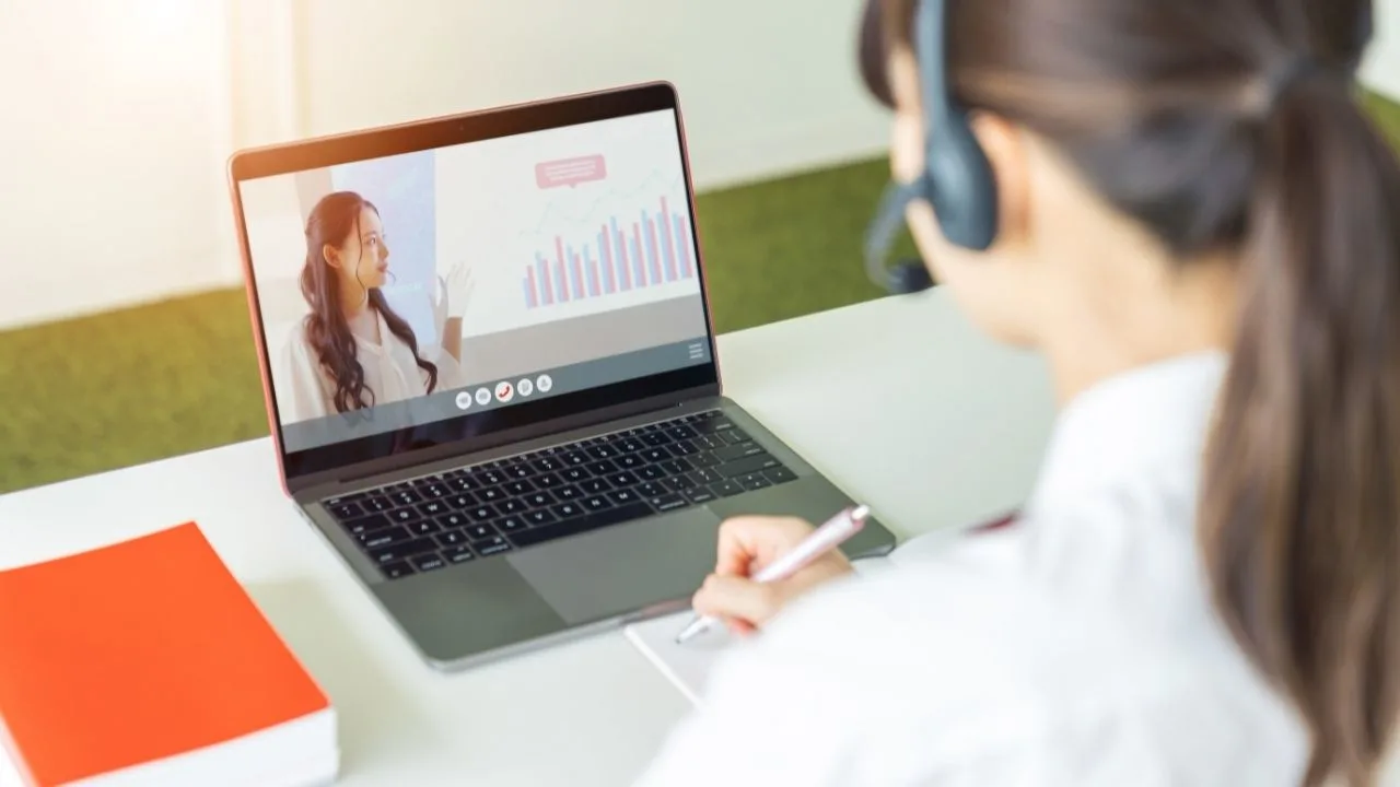 Sự quan t&acirc;m của gen Z đối với c&aacute;c sản phẩm/dịch vụ li&ecirc;n quan đến kiến thức, gi&aacute;o dục bắt nguồn từ nhu cầu ổn định t&agrave;i ch&iacute;nh của họ.