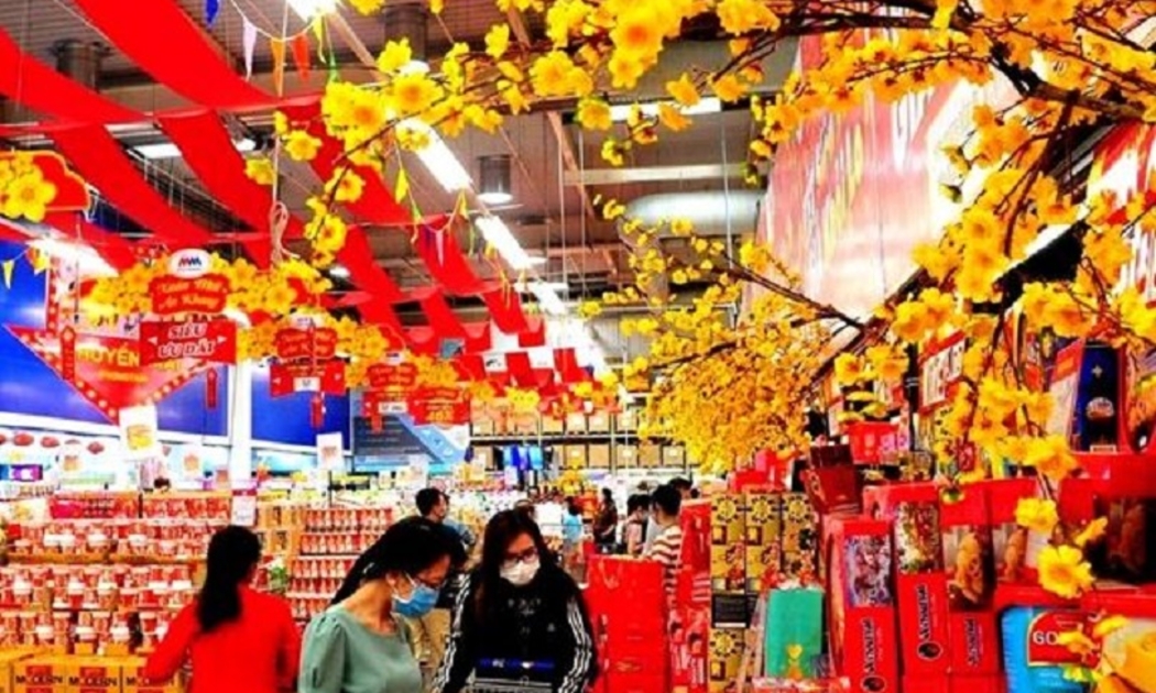 Nhiều chương trình khuyến mại được tung ra nhằm giảm giá hàng hoá, kích cầu tiêu dùng dịp Tết 2023.
