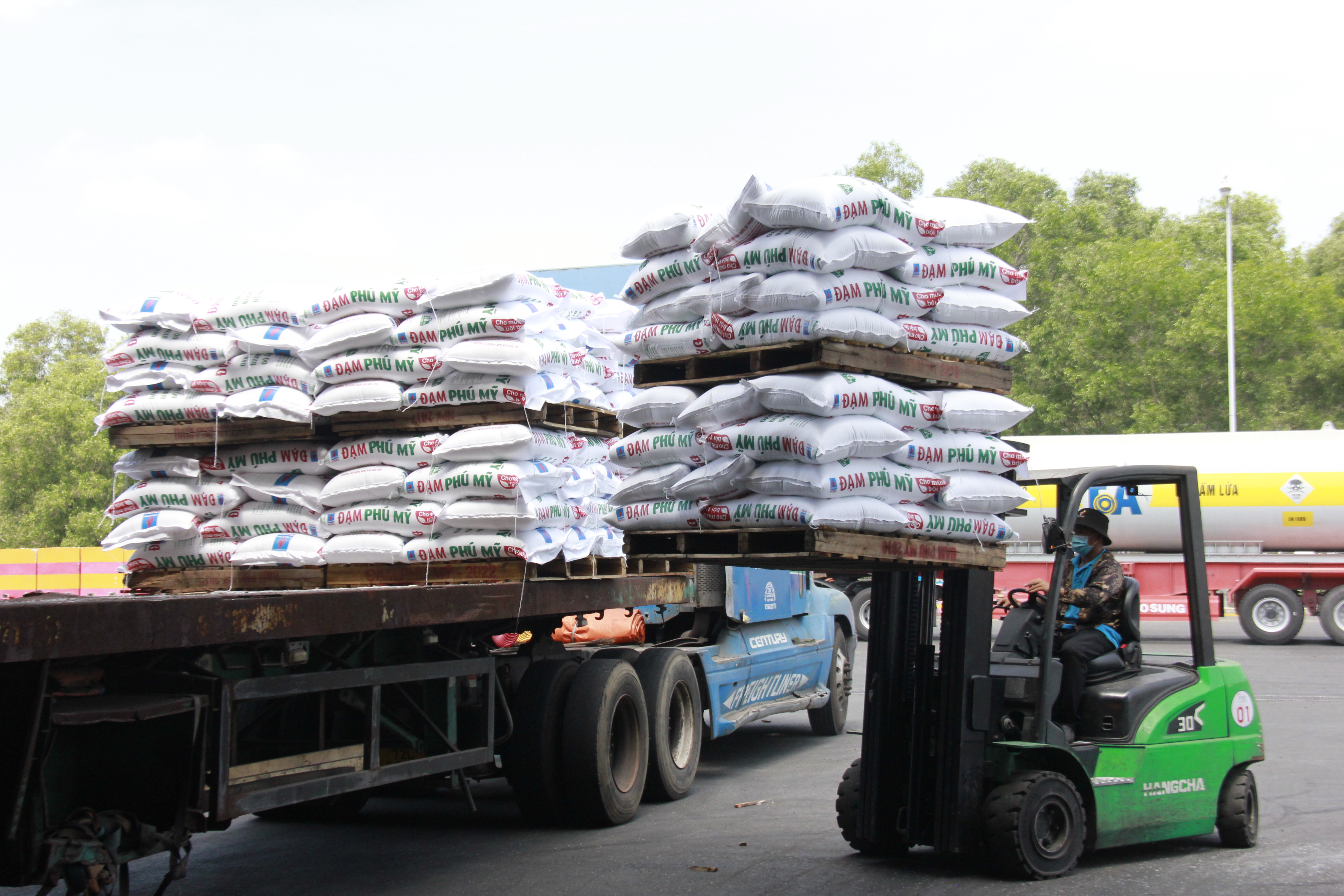 Sản lượng sản xuất năm 2022 của Tổng c&ocirc;ng ty ước đạt khoảng 1.150.000 tấn ph&acirc;n b&oacute;n v&agrave; h&oacute;a chất c&aacute;c loại.