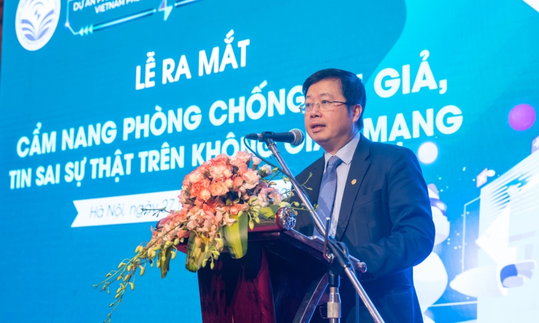 Thứ trưởng Bộ Thông tin và Truyền thông Nguyễn Thanh Lâm phát biểu tại sự kiện ra mắt cuốn “Cẩm nang phòng chống tin giả, tin sai sự thật trên không gian mạng”.