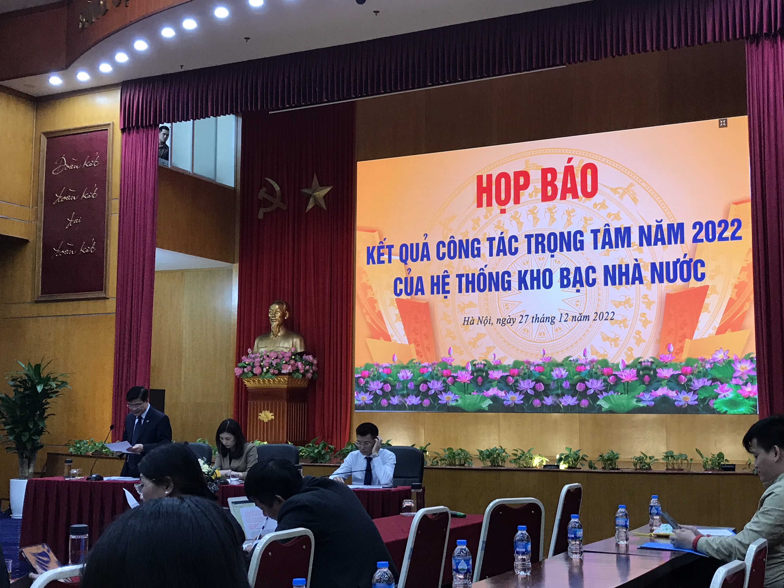 Toàn cảnh buổi họp báo do Kho bạc Nhà nước tổ chức.