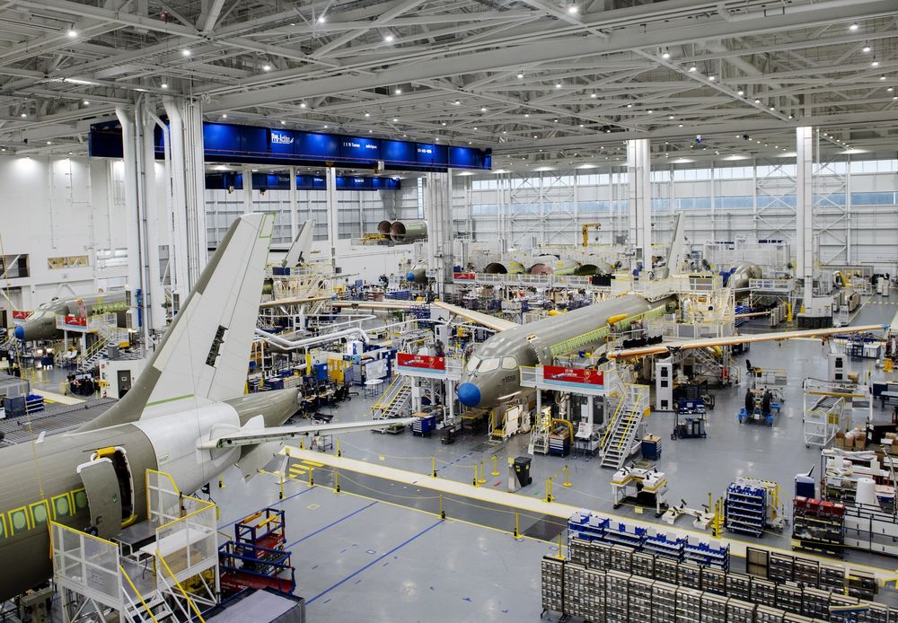 Cơ sở lắp ráp và hoàn thiện máy bay của Airbus tại Mirabel, Quebec, Canada - Ảnh: Bloomberg