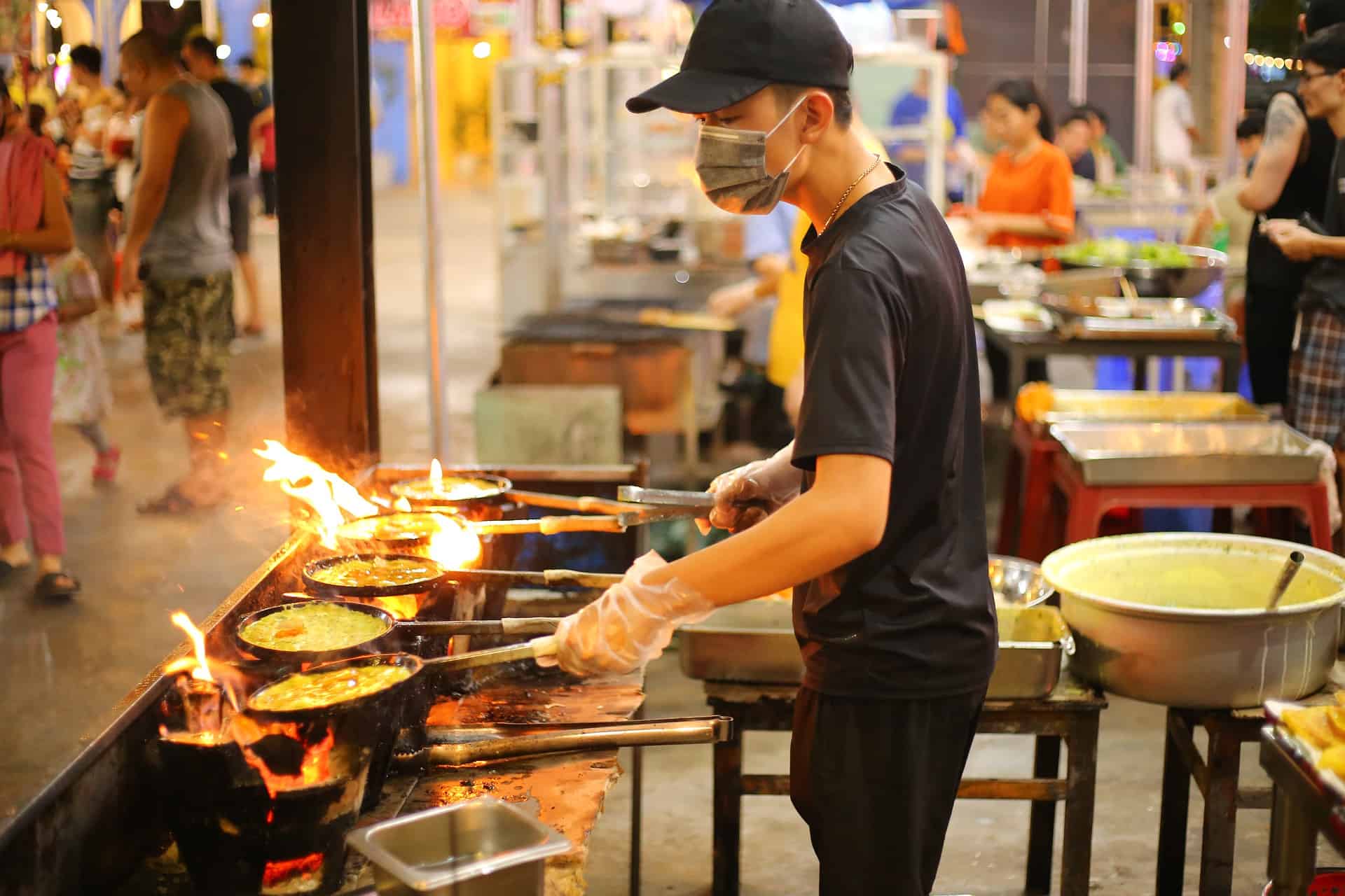 Tinh thần ẩm thực Việt Nam len lỏi khắp mọi nơi và xứng đáng để du khách nước ngoài tìm hiểu, thưởng thức.