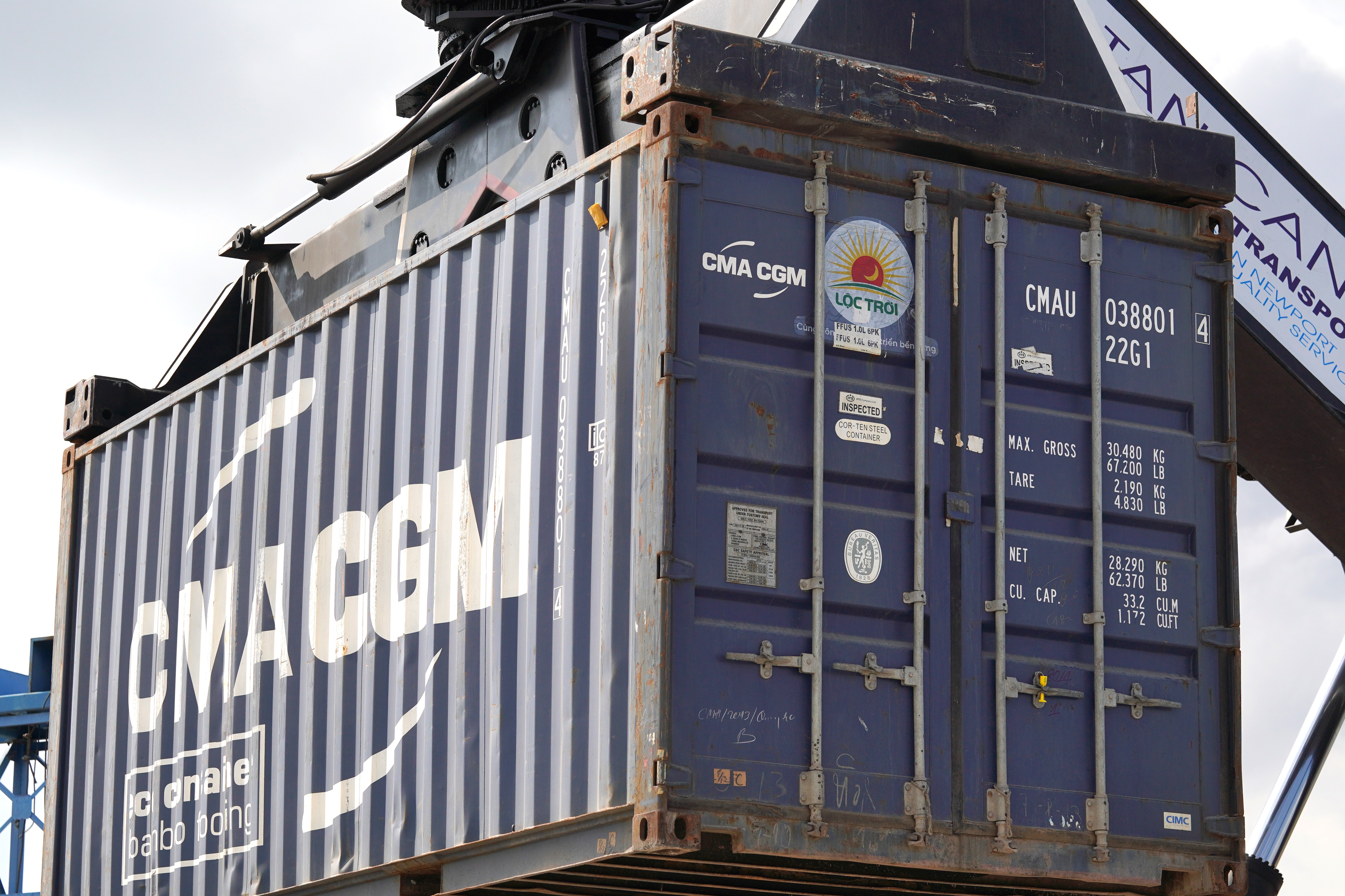 Việt Nam vẫn l&agrave; một &ldquo;điểm s&aacute;ng&rdquo; trong &ldquo;bức tranh kinh tế tối m&agrave;u&rdquo; của thế giới trong năm 2022.