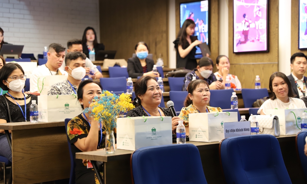 Đại diện khách hàng tham gia buổi lễ quay số trúng thưởng của Prudential.