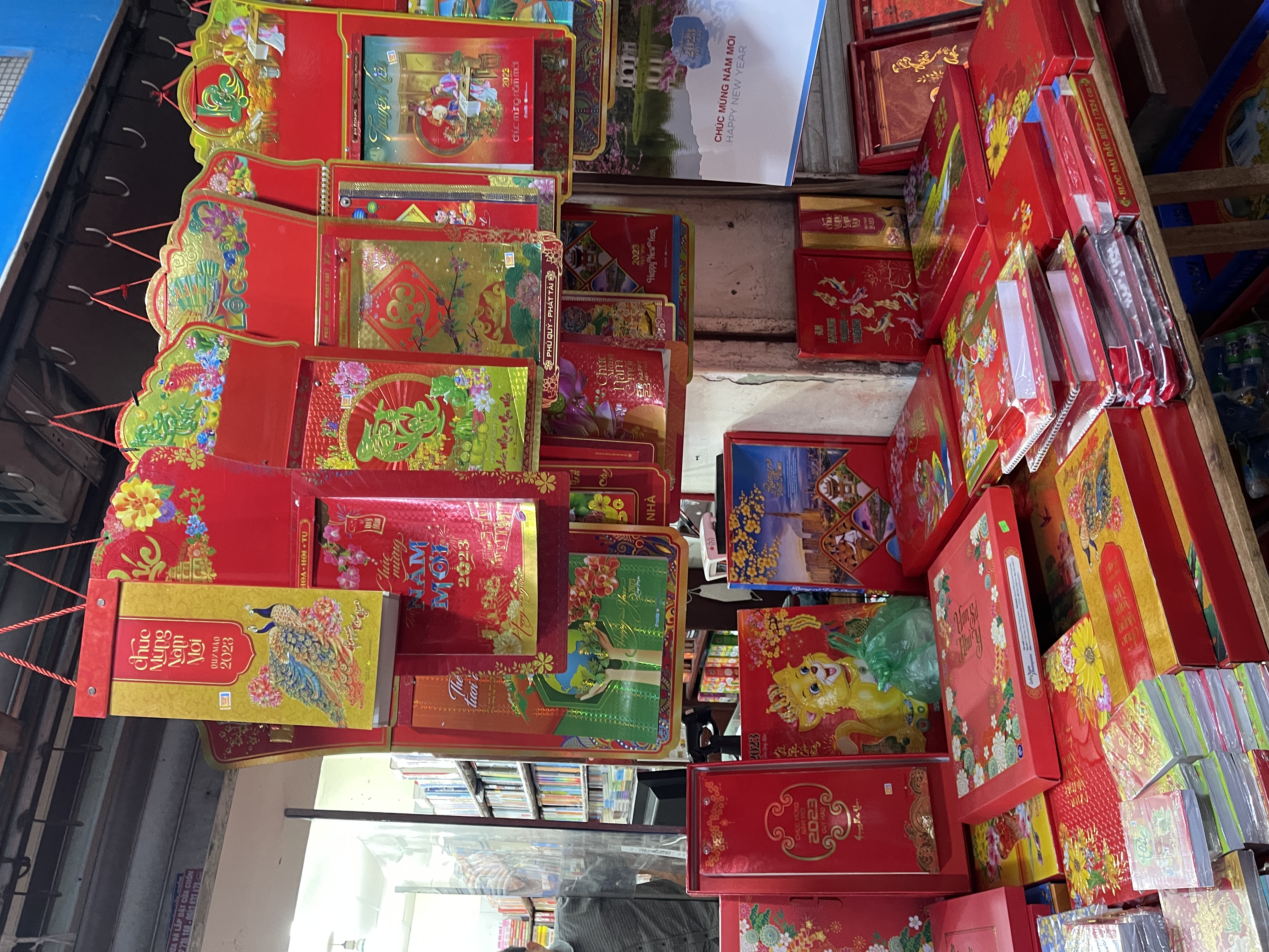 Ghi nhận gi&aacute; cả sản phẩm lịch Tết 2023 cũng cho thấy tăng từ 5% - 10% so với lịch&nbsp;Tết 2022.