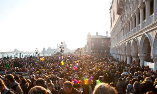 Mỗi quốc gia một cách ứng phó với quá tải du lịch