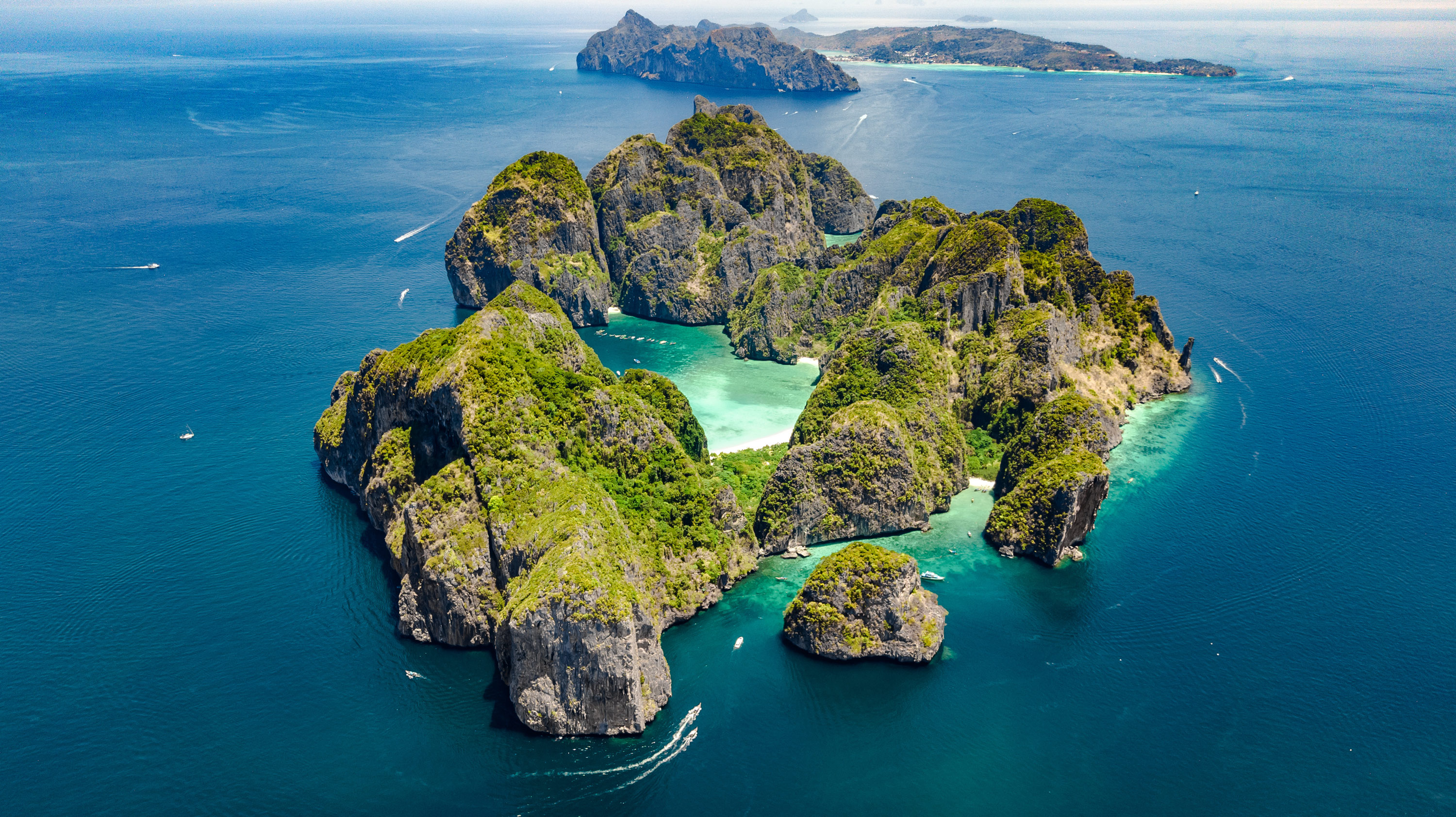 Bãi biển Maya đã mở cửa trở lại cho khách du lịch trong năm nay, sau gần 40 tháng nỗ lực phục hồi rạn san hô.