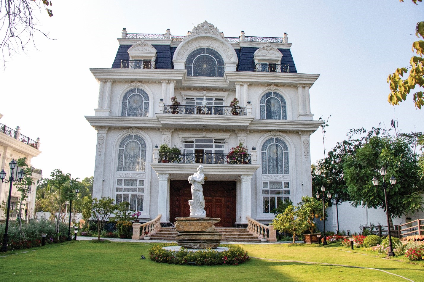 Cửa uPVC uốn v&ograve;m chia &ocirc; m&agrave;u trắng sang trọng v&agrave; lịch l&atilde;m do Eurowindow cung cấp, thi c&ocirc;ng trong kiến tr&uacute;c biệt thự t&acirc;n cổ điển.