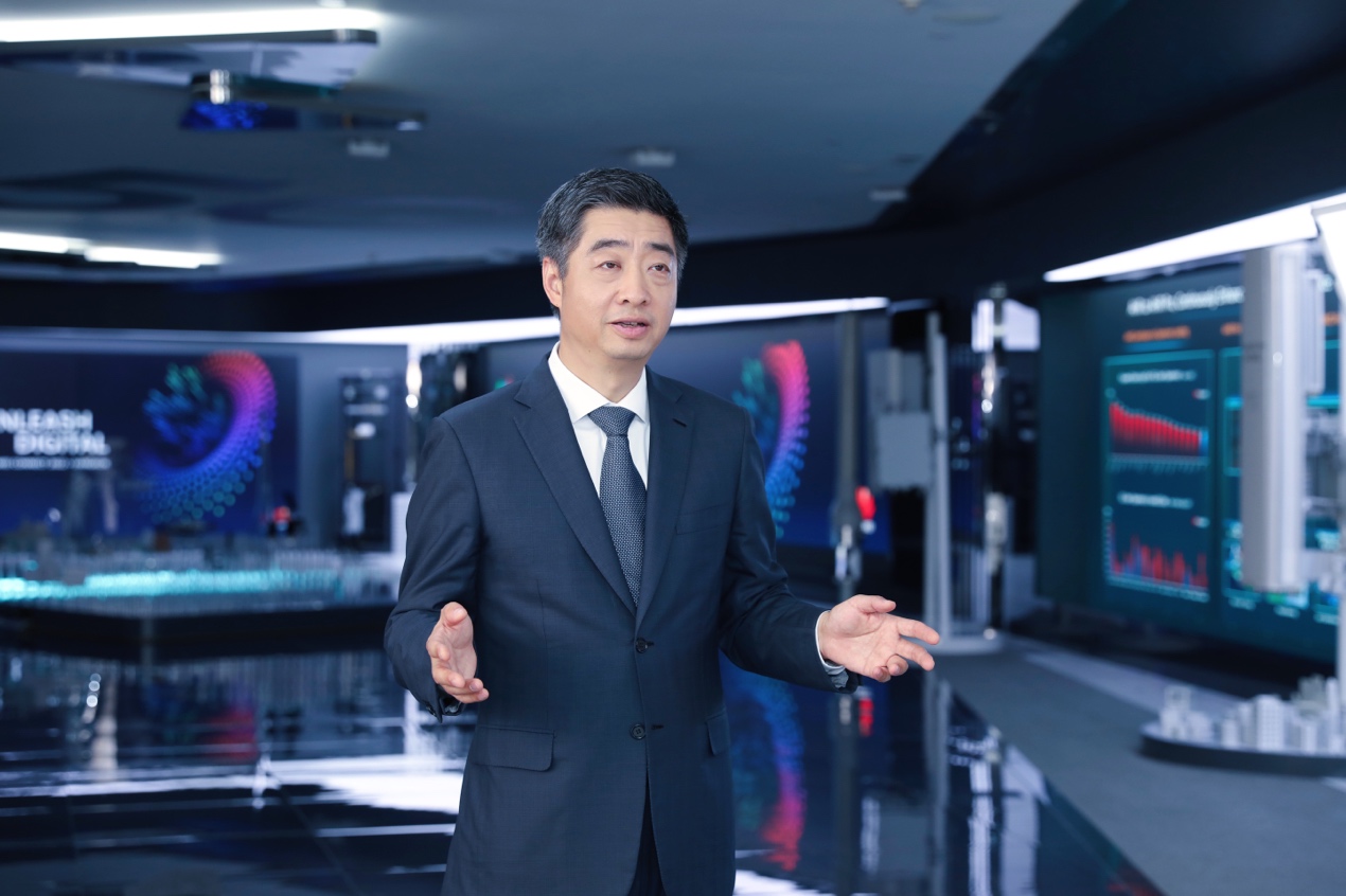 Ông Ken Hu, Chủ tịch Luân phiên của Huawei chia sẻ về phương pháp sử dụng AI để thúc đẩy quá trình phát triển và nghiên cứu dược phẩm mới.