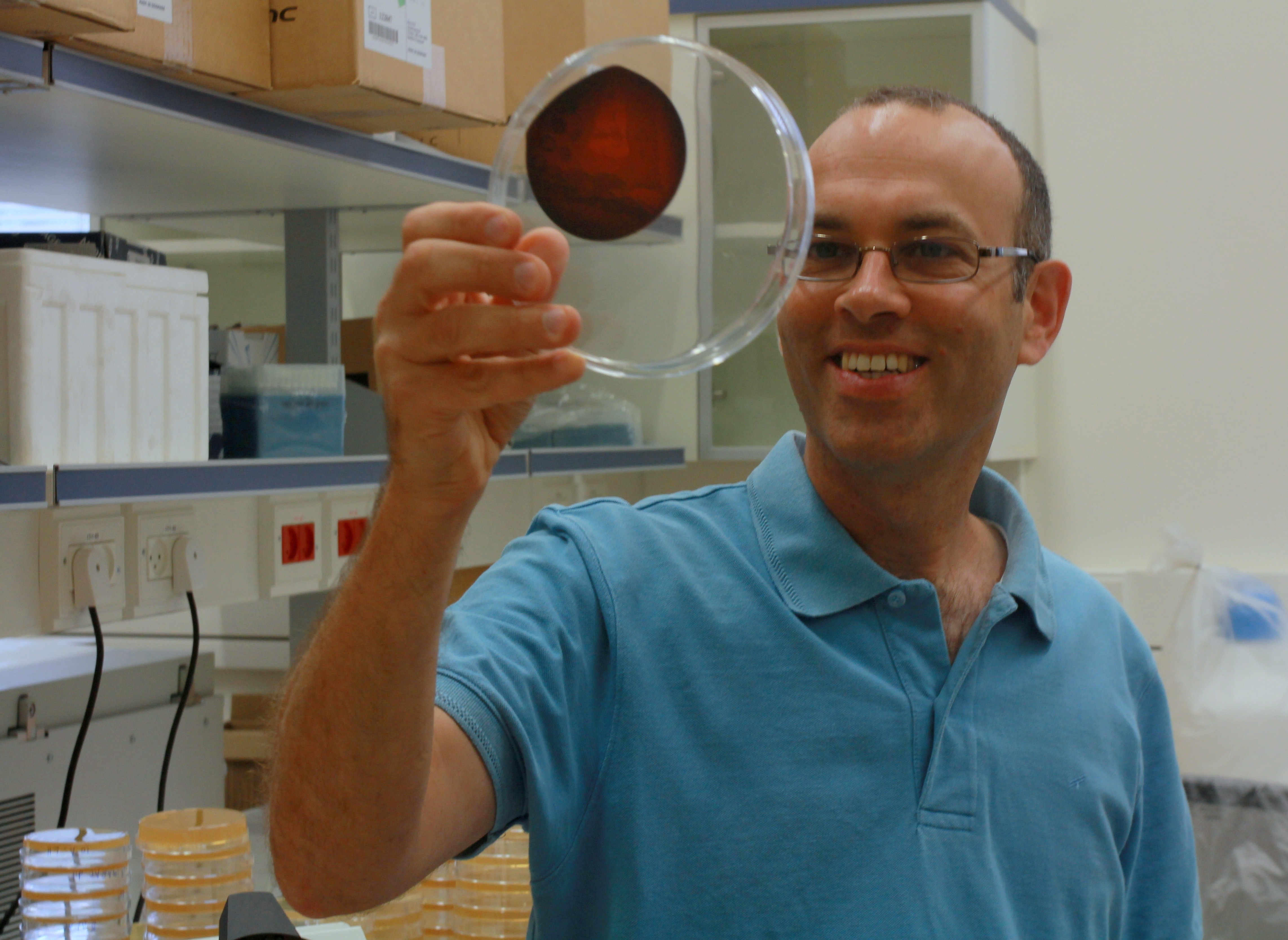 Gi&aacute;o sư&nbsp;Roy Kishony của&nbsp;Viện C&ocirc;ng nghệ Israel cho biết sau khi c&ocirc;ng cụ ti&ecirc;n tiến dựa tr&ecirc;n AI được giới thiệu, nhu cầu chuyển đổi thuốc kh&aacute;ng sinh đ&atilde; giảm 35%.