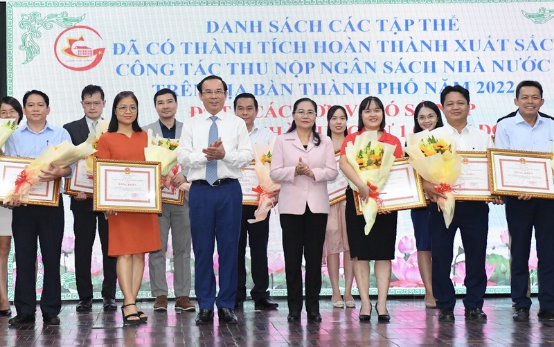 Bí thư Thành ủy Nguyễn Văn Nên và Chủ tịch HĐND TP.HCM Nguyễn Thị Lệ tặng bằng khen cho các tập thể có thành tích xuất sắc trong công tác thu nộp ngân sách 2022.