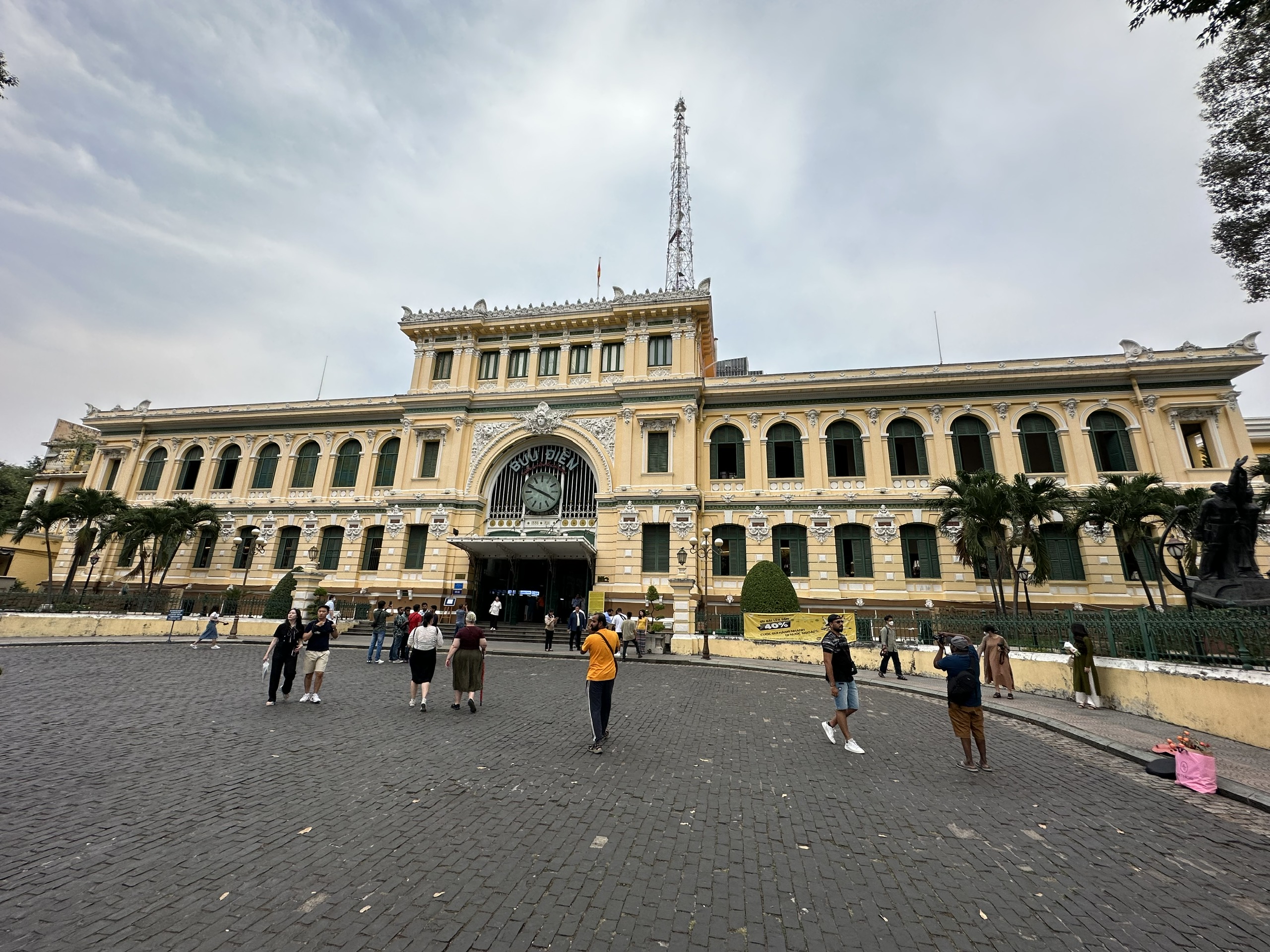 Bưu điện TP.HCM là một trong nhiều nơi có rất nhiều du khách trong và ngoài nước tham quan, chụp ảnh "check-in"...