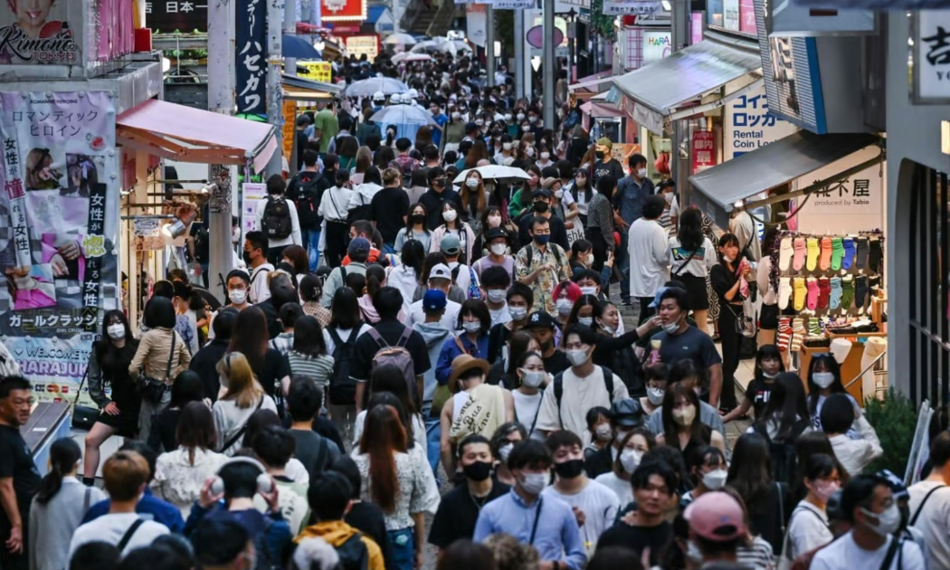 Phố Takeshita ở khu Harajuku nổi tiếng của Tokyo. Nhật Bản đã áp dụng lại yêu cầu xuất trình xét nghiệm Covid-19 âm tính với du khách Trung Quốc như một điều kiện nhập cảnh bắt buộc - Ảnh: AFP