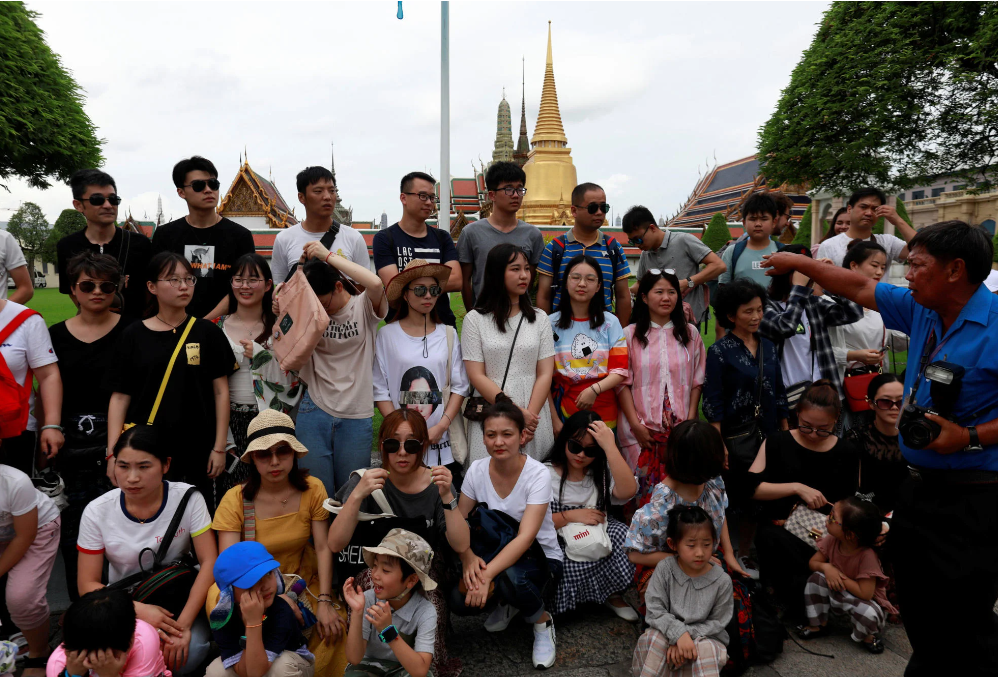Du khách Trung Quốc tại Chùa Phật Ngọc ở Bangkok, Thái Lan vào tháng 8/2018 - Ảnh: Reuters