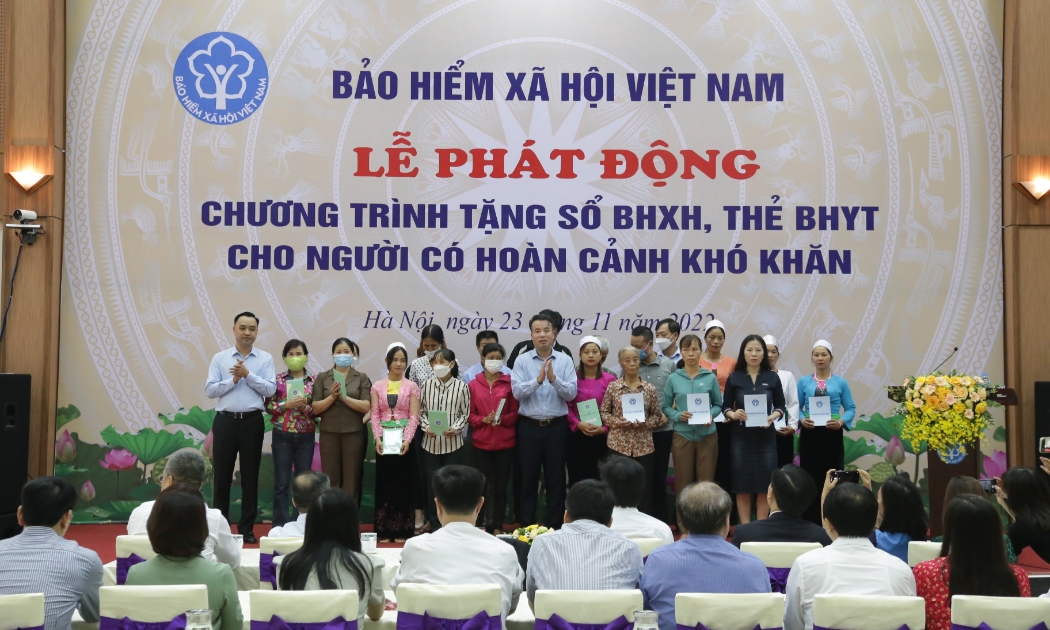 Trao tặng sổ bảo hiểm xã hội và thẻ bảo hiểm y tế cho người có hoàn cảnh khó khăn. Ảnh - Bảo hiểm xã hội Việt Nam.