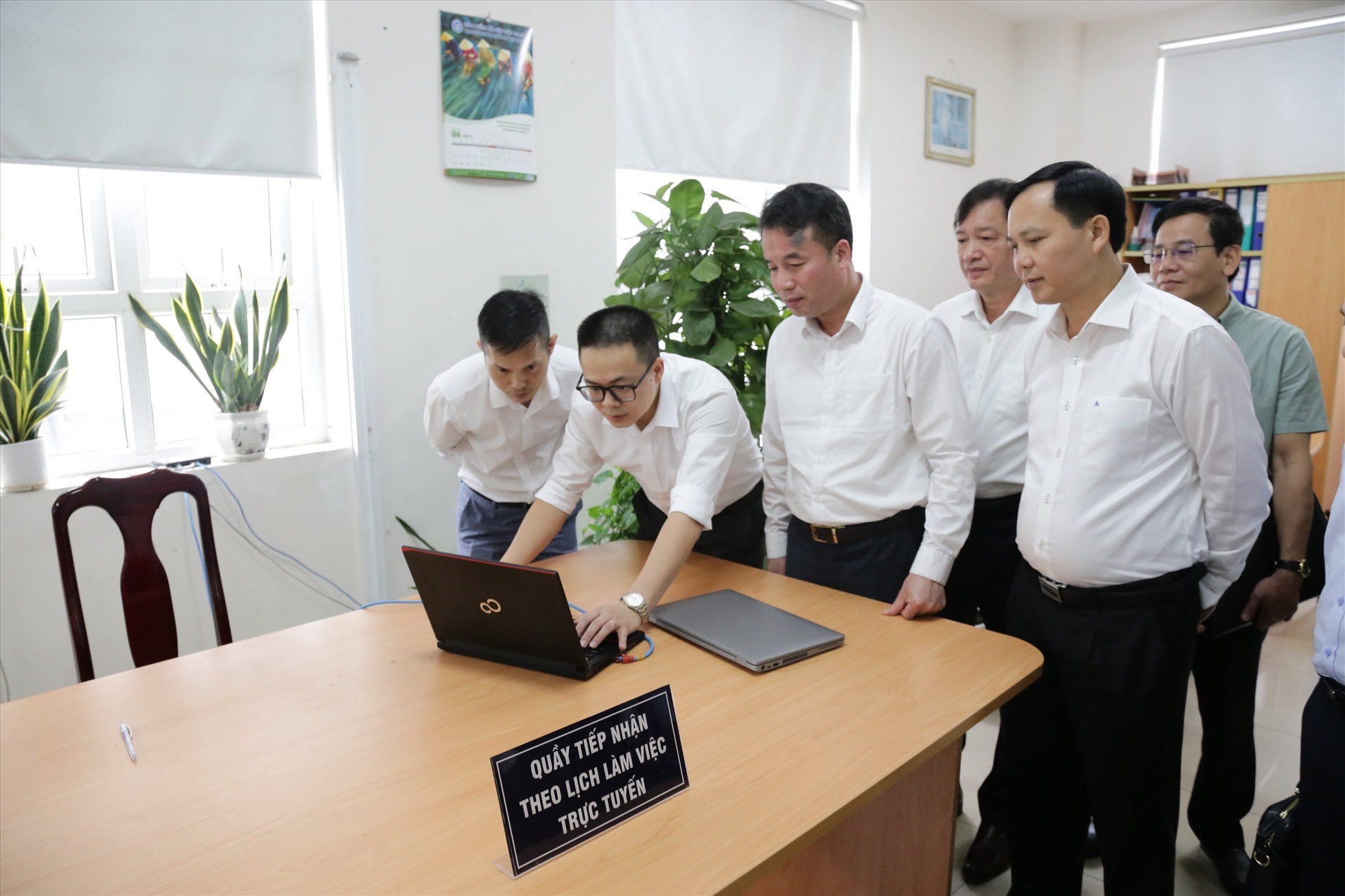 Lãnh đạo Bảo hiểm xã hội Việt Nam kiểm tra tính năng đặt lịch làm việc với cơ quan Bảo hiểm xã hội. Ảnh: Cơ quan BHXH.
