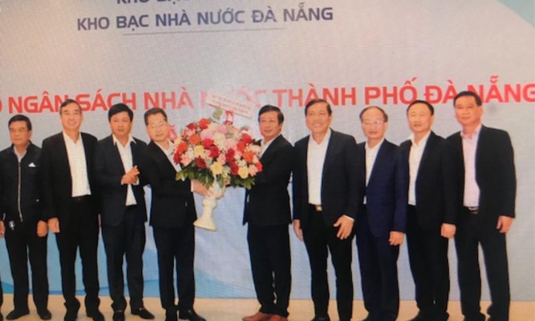 Lãnh đạo Thành ủy, UBND TP. Đà Nẵng chúc mừng ngành Tài chính thành phố có nhiều thành tích trong công tác thu chi ngân sách năm 2022.