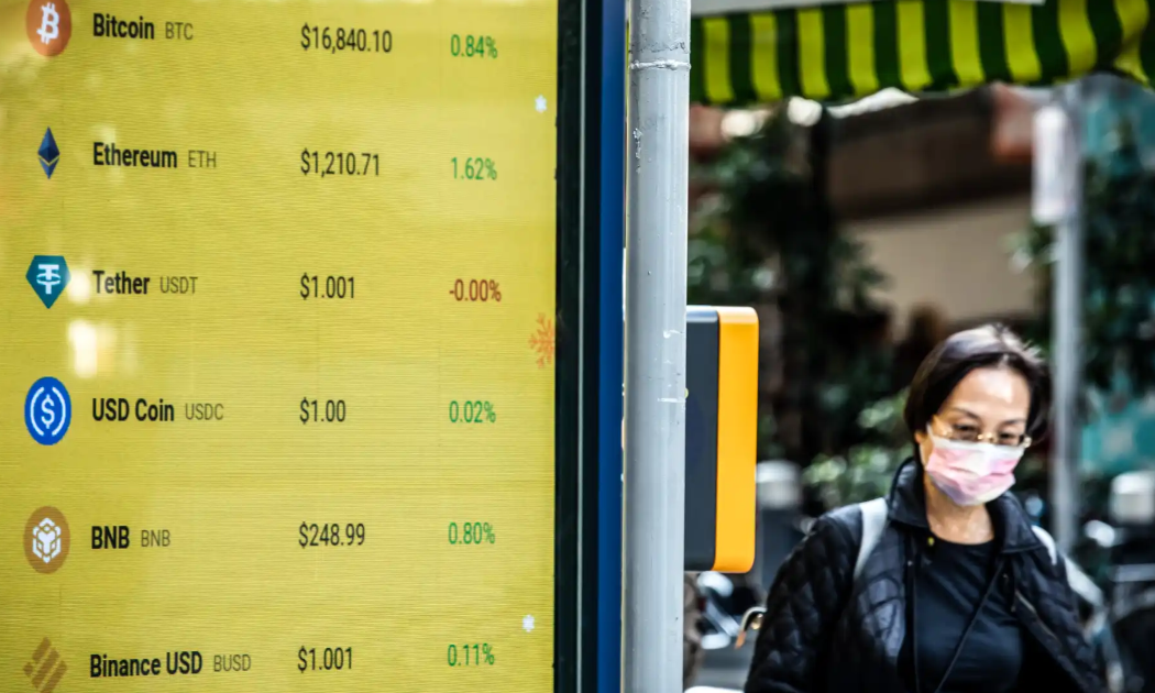 Giá các loại tiền ảo trên bảng giá ở Hồng Kông ngày 21/12 - Ảnh: Getty Images