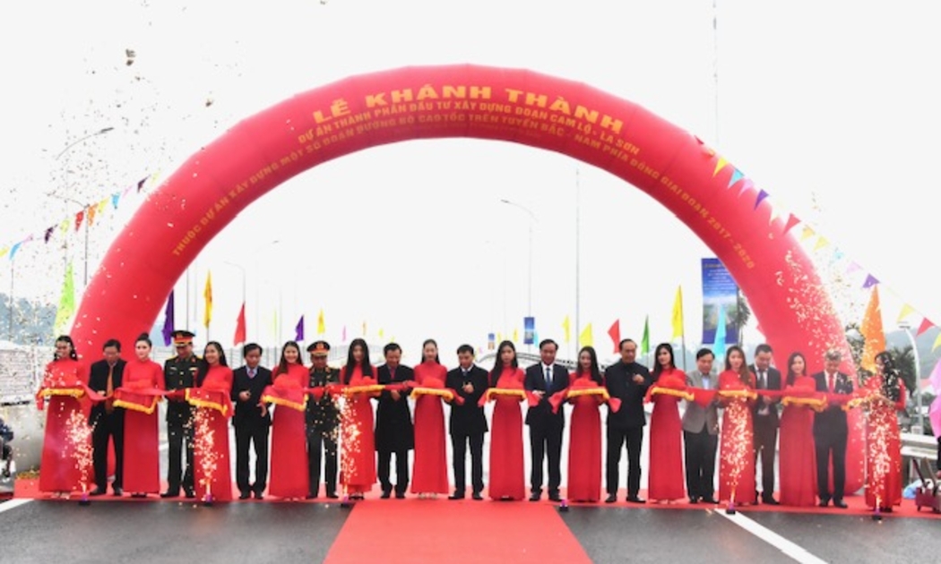 Lãnh đạo Bộ Giao thông Vận tải và tỉnh Thừa Thiên Huế cắt băng khánh thành Dự án thành phần cao tốc Cam Lộ - La Sơn