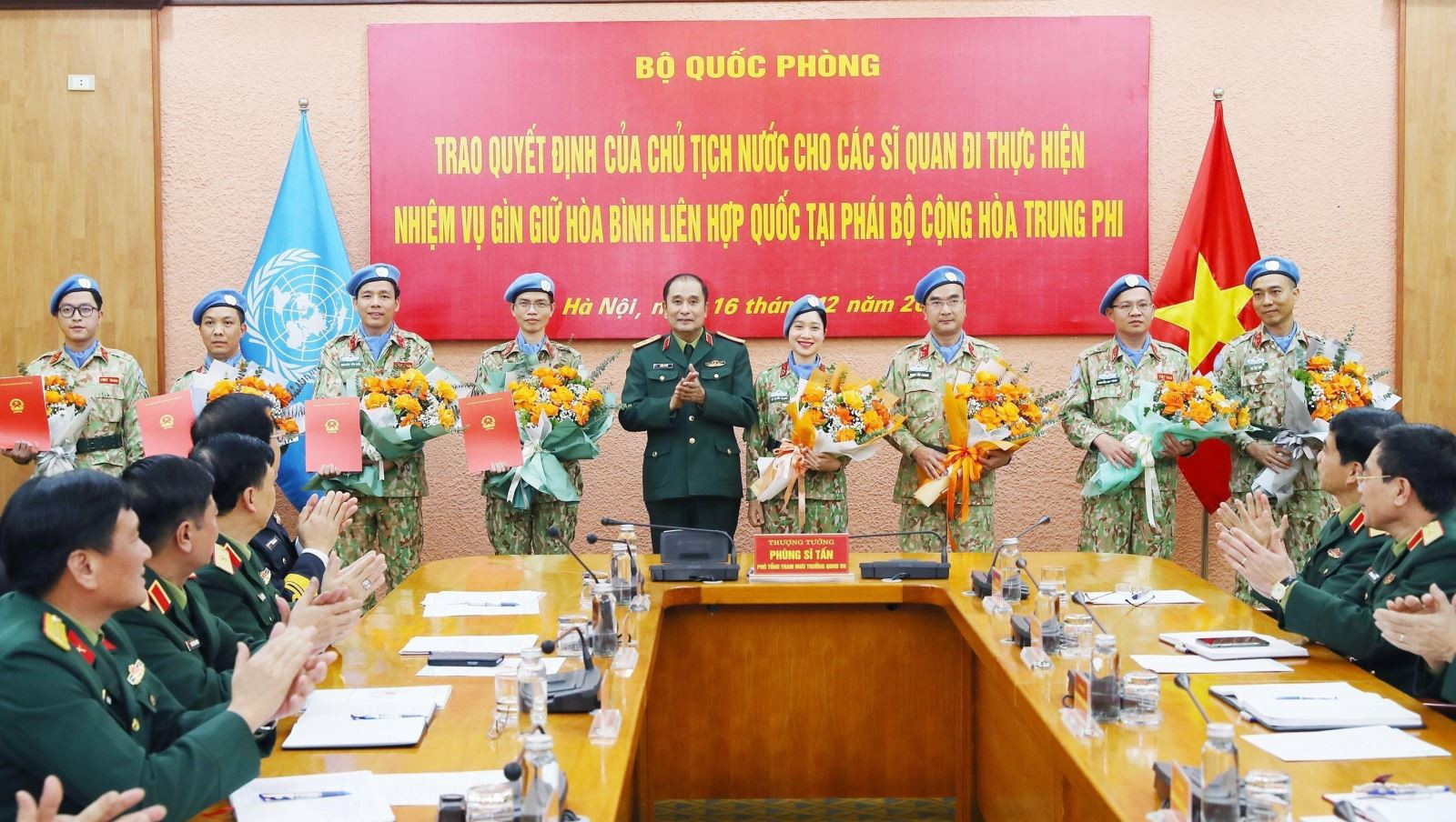 Chiều 16/12/2022, tại Hà Nội, Bộ Quốc phòng tổ chức trao Quyết định của Chủ tịch nước cho 4 sĩ quan đi thực hiện nhiệm vụ gìn giữ hòa bình Liên hợp quốc tại Phái bộ Cộng hòa Trung Phi và tổng kết nhiệm kỳ của 4 sĩ quan thực hiện nhiệm vụ tại Trung Phi và Nam Sudan. Ảnh: TTXVN.