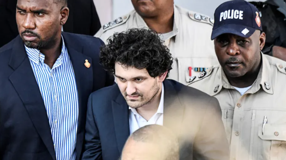 Sam Bankman-Fried, người s&aacute;ng lập v&agrave; cựu Gi&aacute;m đốc điều h&agrave;nh của s&agrave;n giao dịch tiền ảo FTX, rời khỏi t&ograve;a &aacute;n Bahamas ở Nassau v&agrave;o ng&agrave;y 19/12 - Ảnh: Reuters