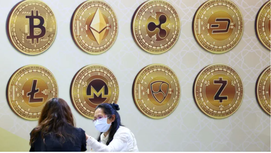 Kh&aacute;ch h&agrave;ng tại Triển l&atilde;m T&agrave;i ch&iacute;nh Quốc tế Đ&agrave;i Bắc 2020 - Ảnh: Reuters