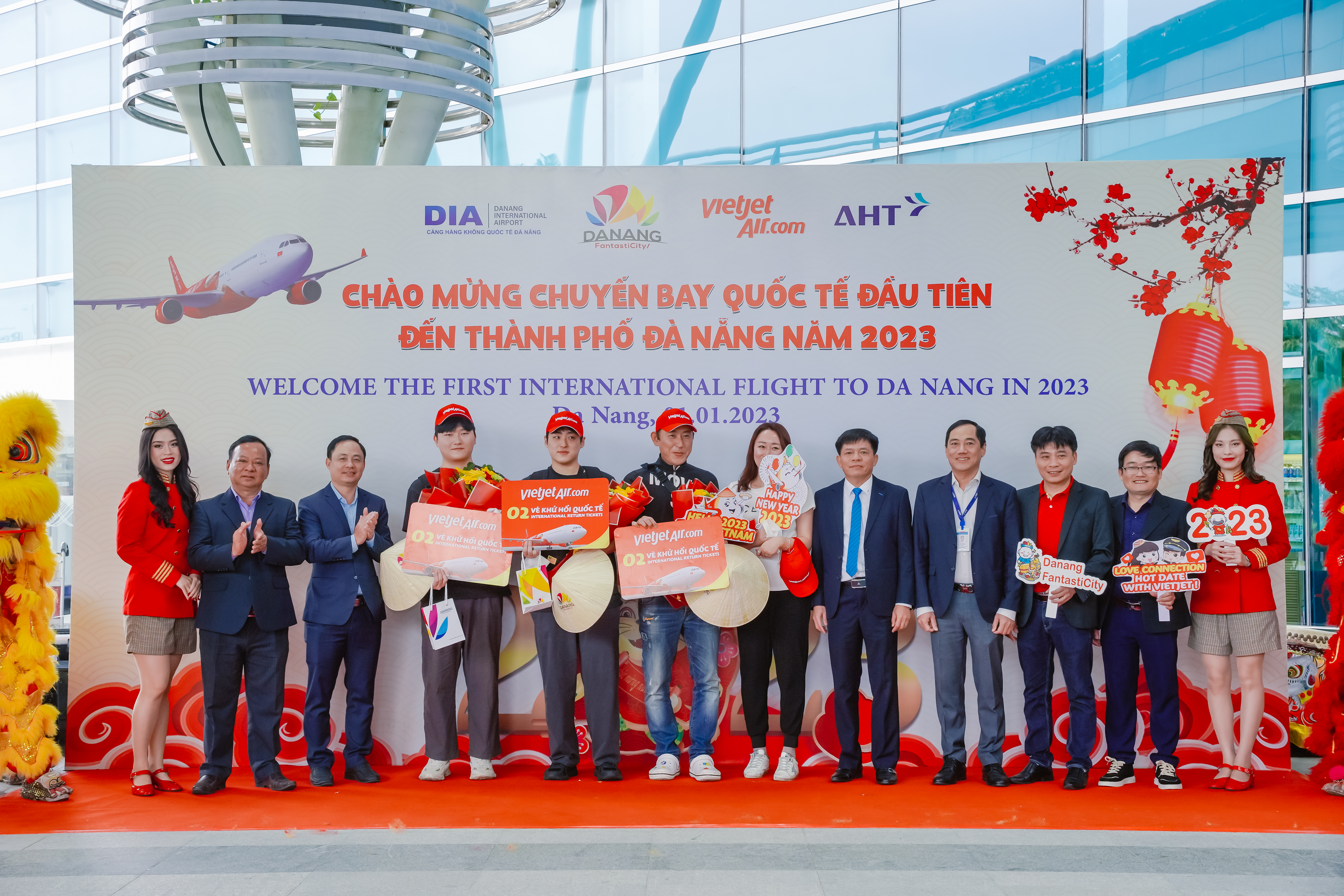Lễ đón hai chuyến bay đầu tiên đến Đà Nẵng năm 2023.