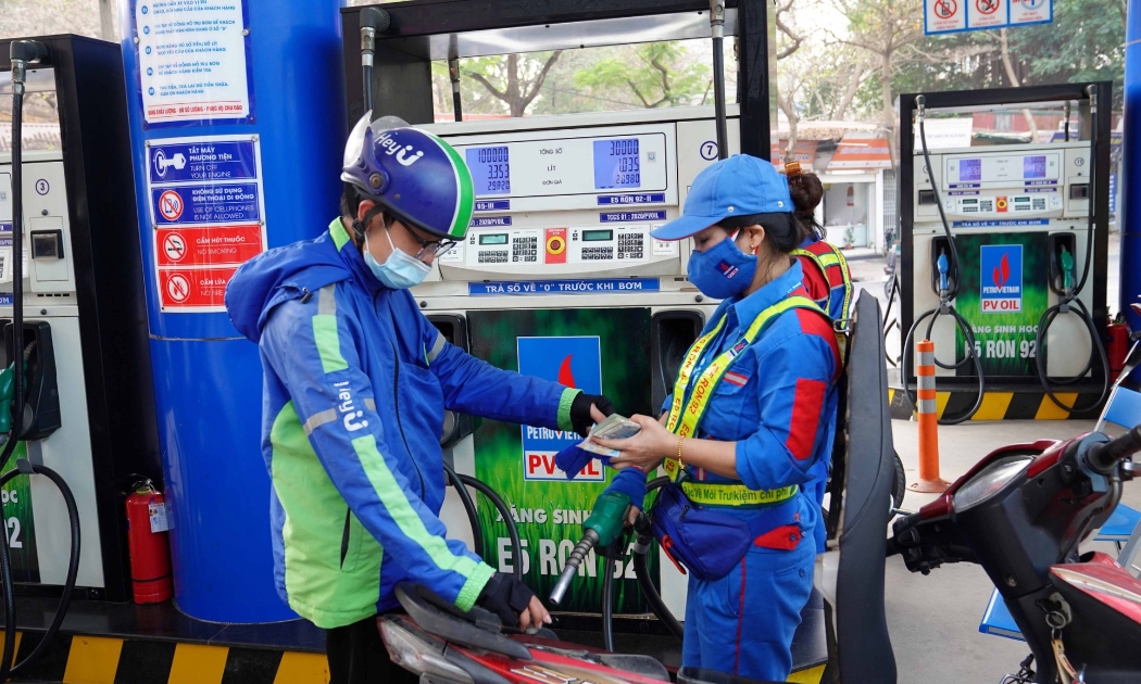 Xăng dầu đồng loạt tăng giá từ đêm 01/01/2023.