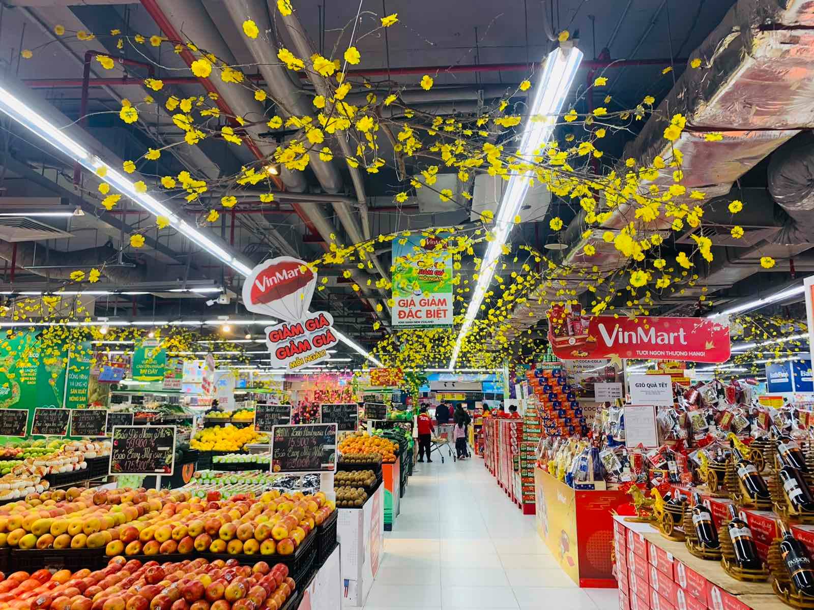 Kinh tế khó khăn, người dân có xu hướng thắt chặt chi tiêu nên giá các giỏ quà Tết năm nay giá 