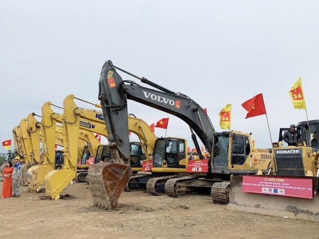 Bộ Giao thông vận tải chính thức phát động phong trào thi đua đón Xuân Quý Mão trên các công trường giao thông bắt đầu từ ngày 6/1.