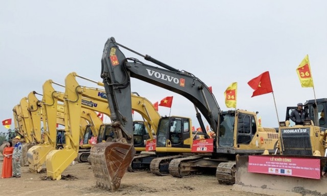 Bộ Giao thông vận tải chính thức phát động phong trào thi đua đón Xuân Quý Mão trên các công trường giao thông bắt đầu từ ngày 6/1.