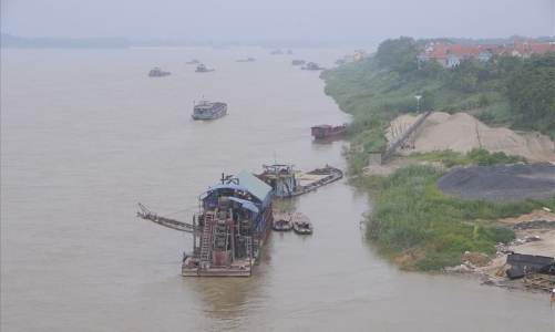 Hà Nội mời gọi doanh nghiệp đấu giá mỏ cát để ngăn cát tặc lộng hành 