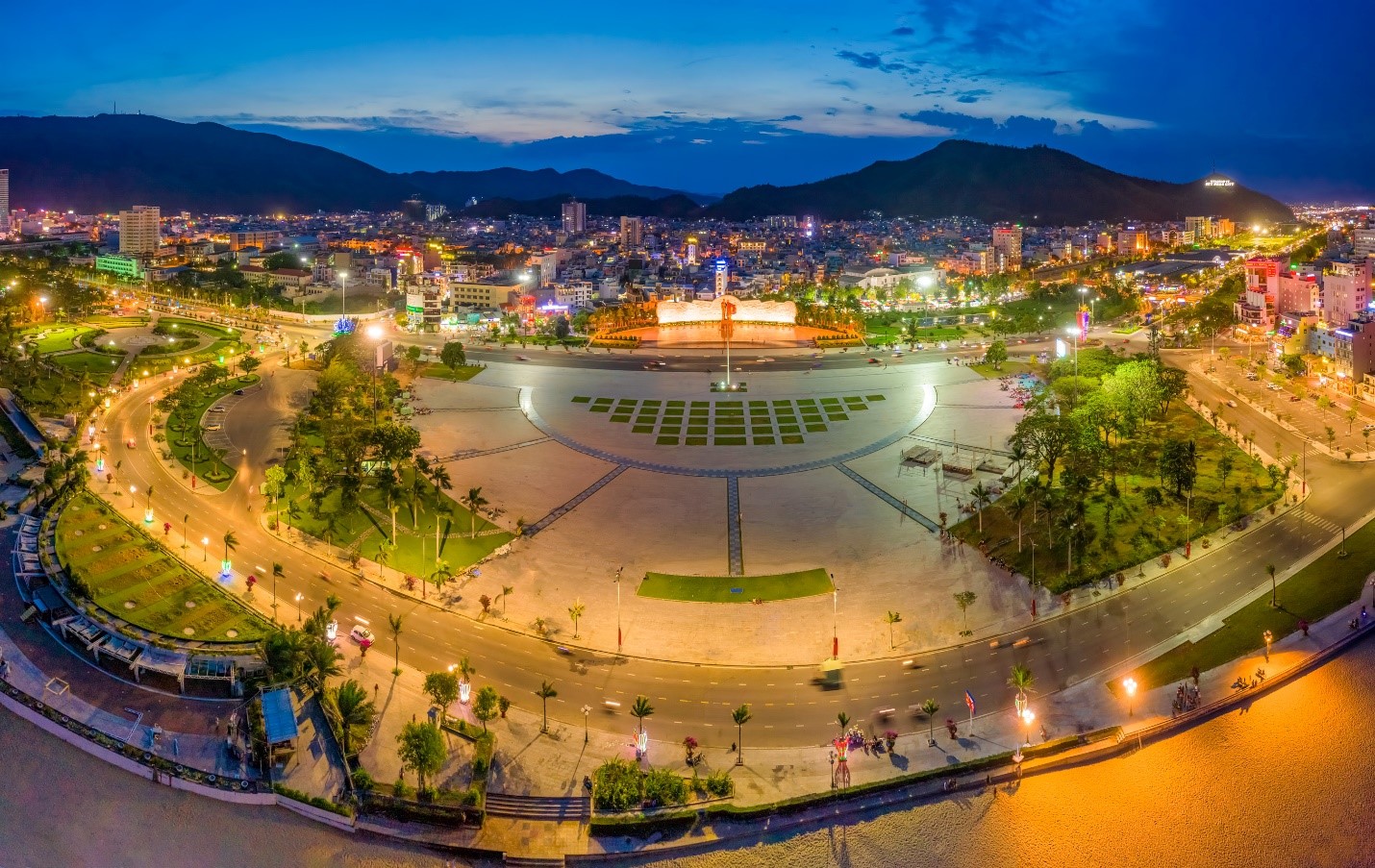 Quảng trường trung tâm thành phố Quy Nhơn có quy mô lớn lên đến 6,5ha. Nguồn: Shutterstock.