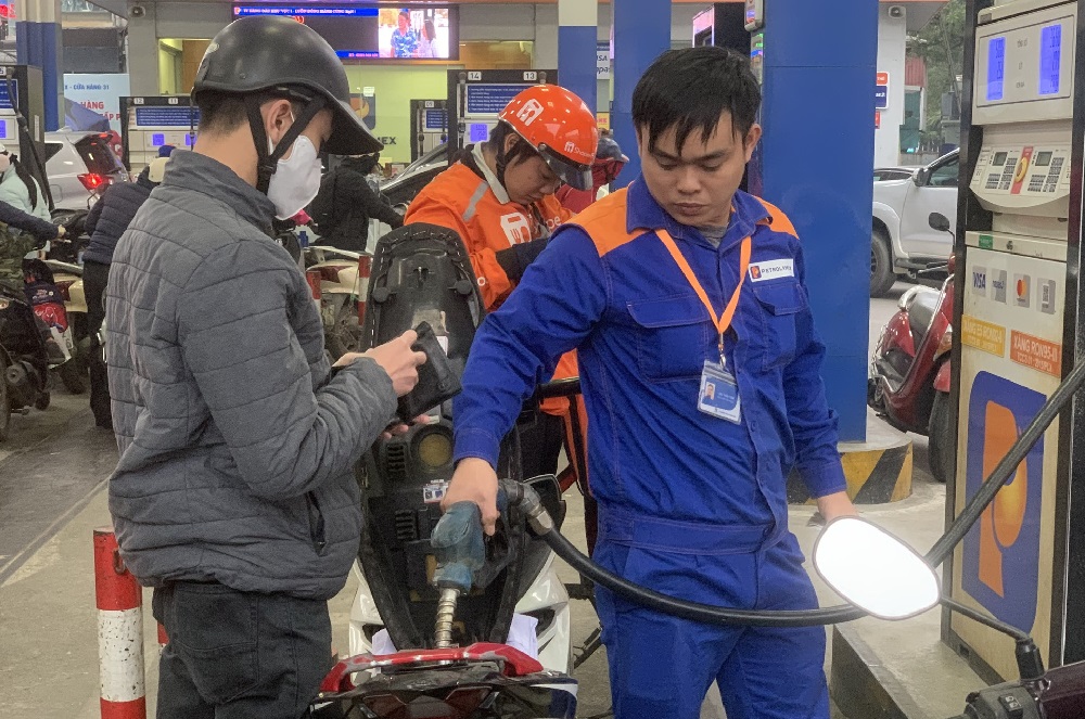 Trong 3 ngày đầu năm 2023, xăng dầu liên tiếp có hai đợt tăng giá.