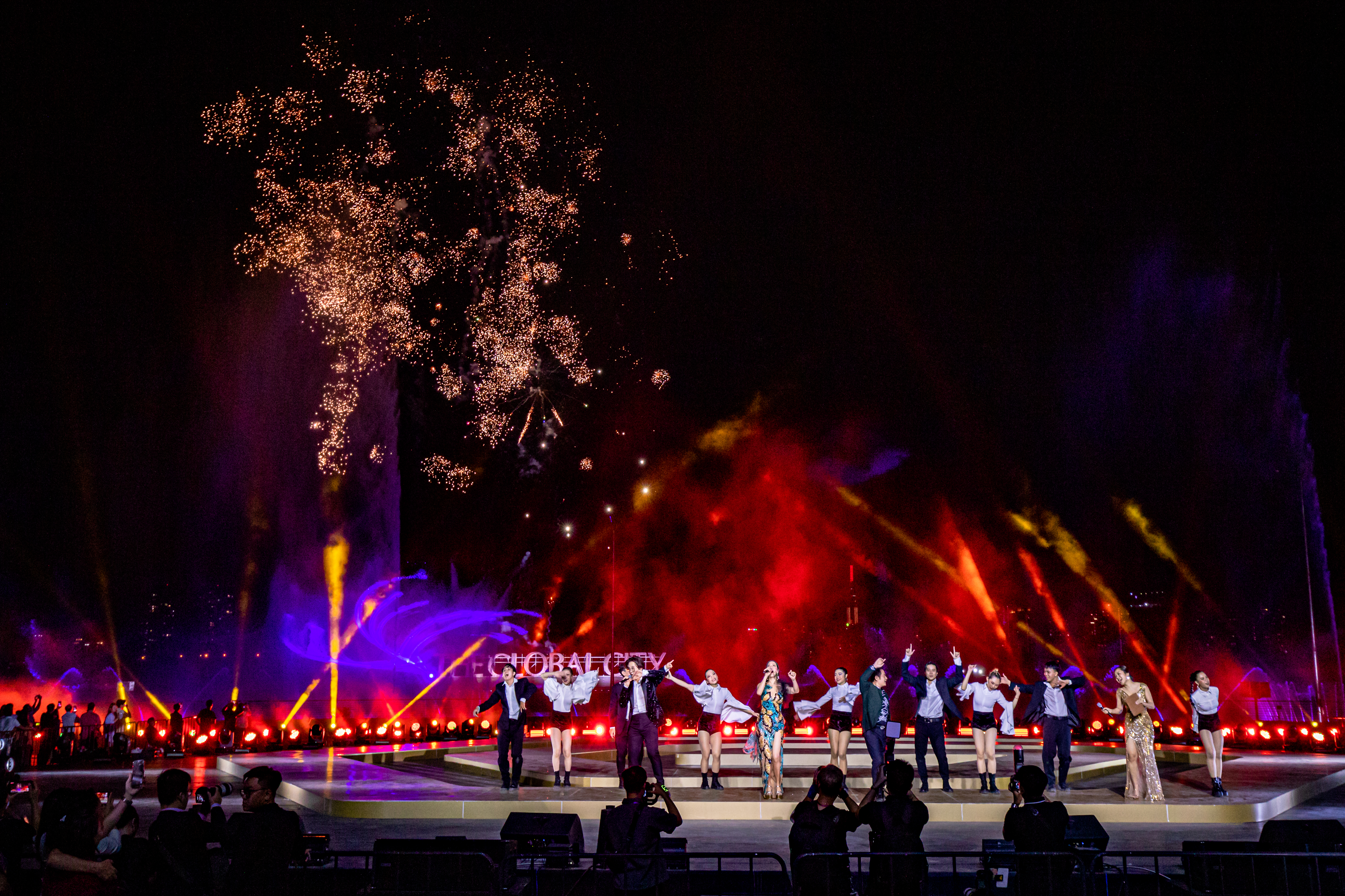 Màn trình diễn đầy cảm xúc của Bằng Kiều - Thu Phương - Hà Anh Tuấn kết hợp với nhạc nước và pháo hoa rực rỡ đánh dấu thời khắc đầu tiên của năm mới 2023.