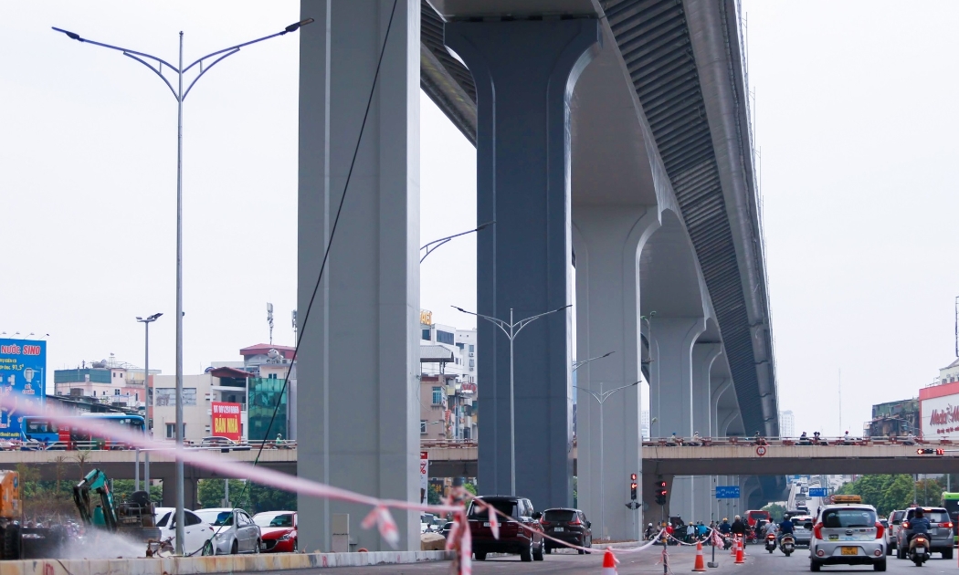 Công tác kiểm định, thử tải công trình và thẩm tra an toàn giao thông dự án đường Vành đai 2 đoạn từ cầu Vĩnh Tuy - Ngã Tư Sở đang gấp rút hoàn thành để đưa vào khai thác đầu năm 2023.