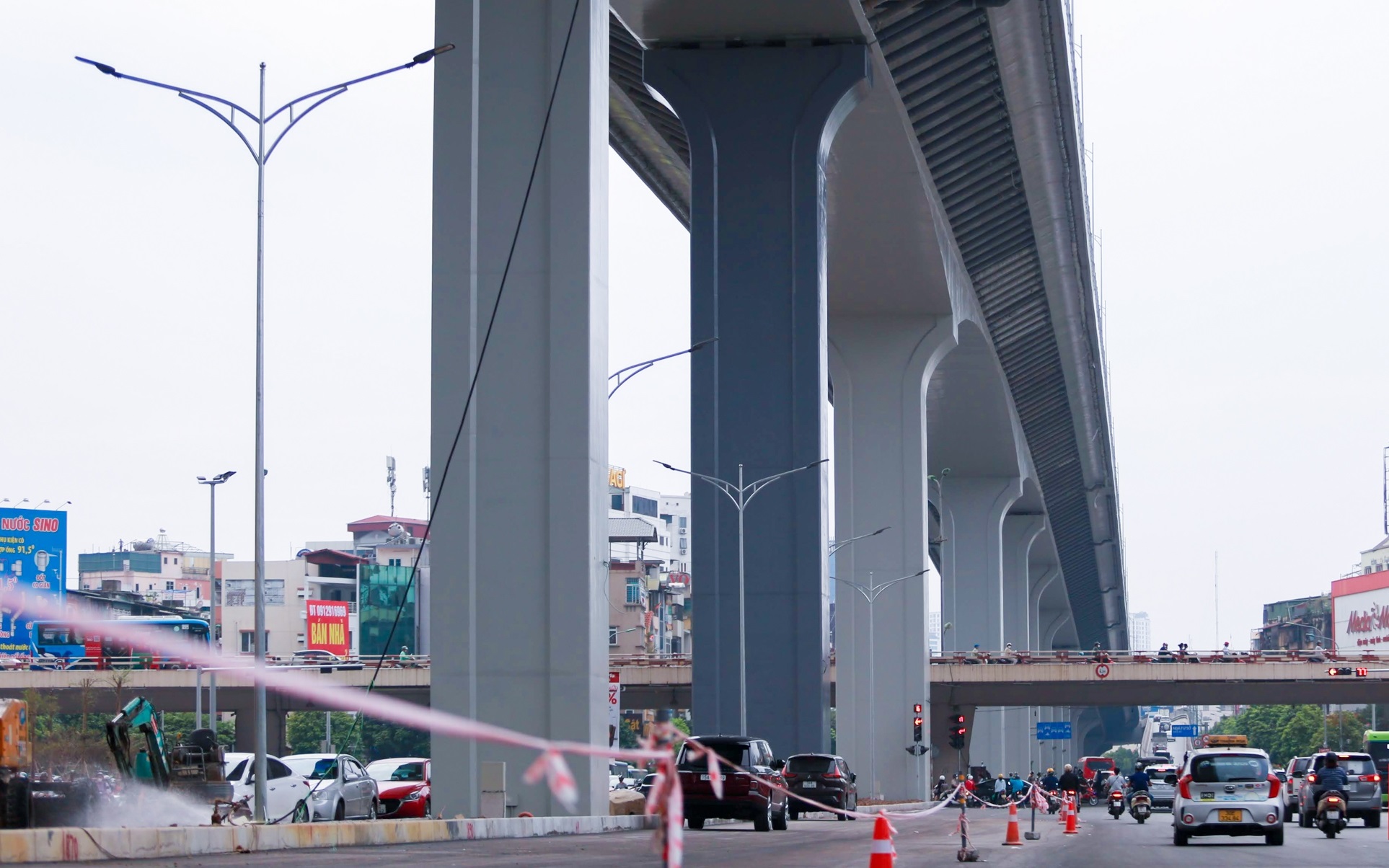 Công tác kiểm định, thử tải công trình và thẩm tra an toàn giao thông dự án đường Vành đai 2 đoạn từ cầu Vĩnh Tuy - Ngã Tư Sở đang gấp rút hoàn thành để đưa vào khai thác đầu năm 2023.
