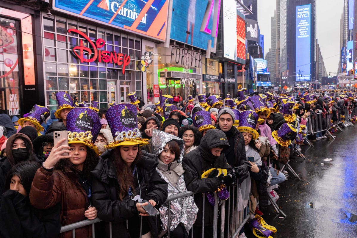 Kỳ nghỉ đ&oacute;n Gi&aacute;ng sinh v&agrave; năm mới 2023 đầy ắp những đ&aacute;m đ&ocirc;ng tụ tập v&agrave; lơi lỏng c&aacute;c biện ph&aacute;p ph&ograve;ng ngừa.