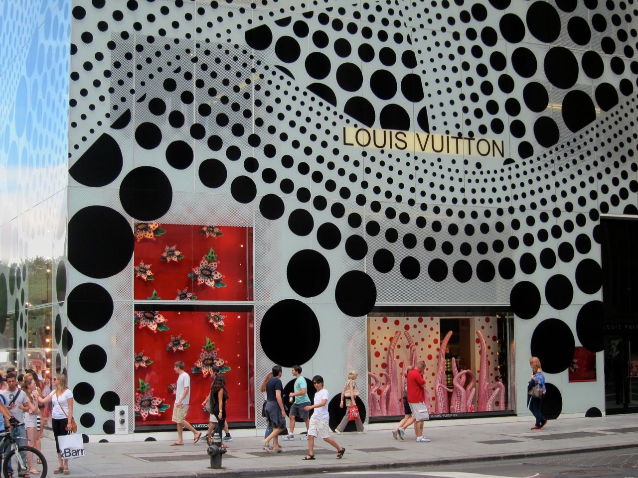 Louis Vuitton to open Kusama pop-up shops, including one in NYC - PurseBlog