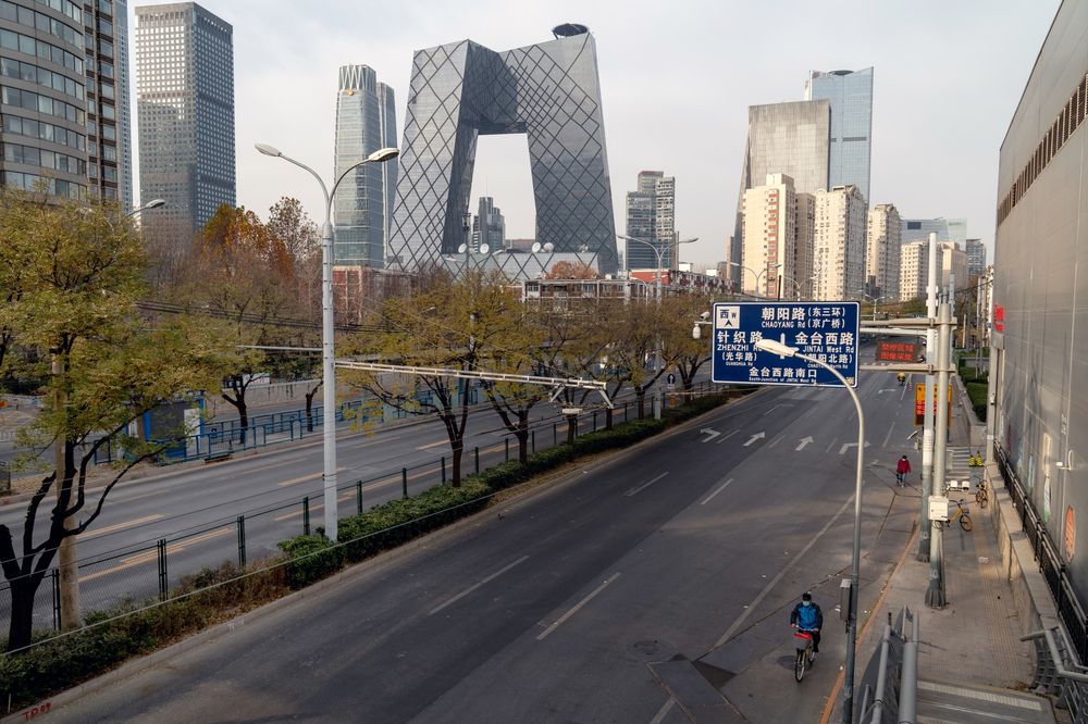 Một con đường gần như vắng b&oacute;ng người ở Bắc Kinh ng&agrave;y 28/11 - Ảnh: Bloomberg