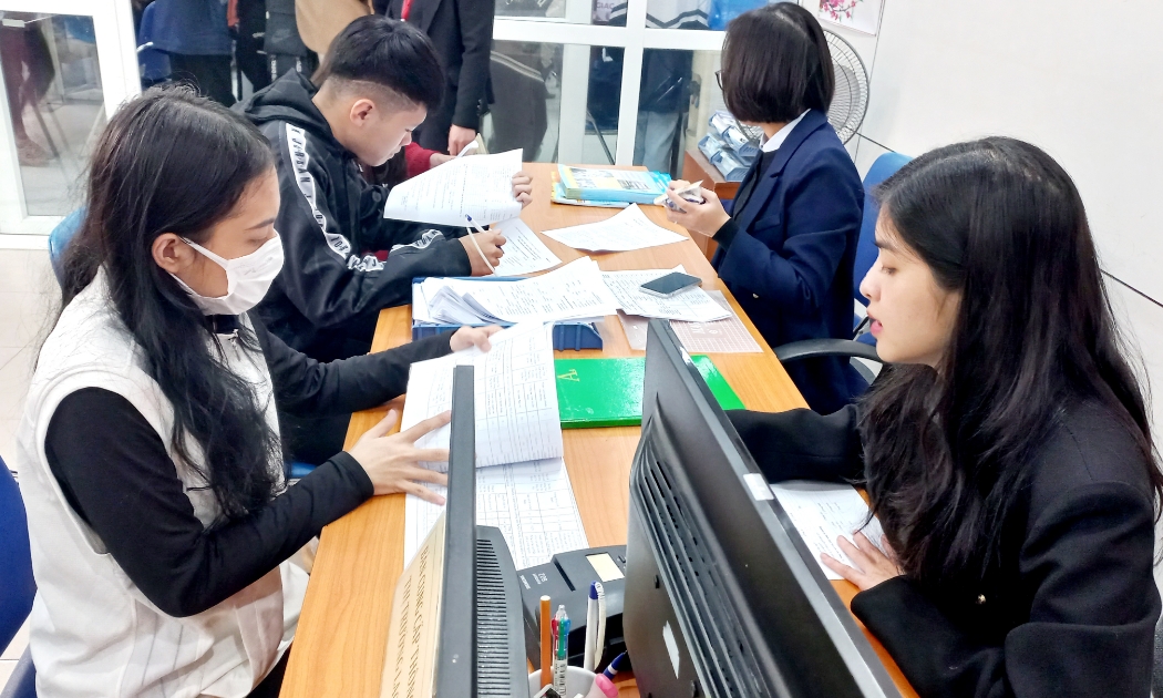 Người lao động đăng ký thông tin tuyển dụng việc làm tại Hà Nội. Ảnh - N.Dương. 